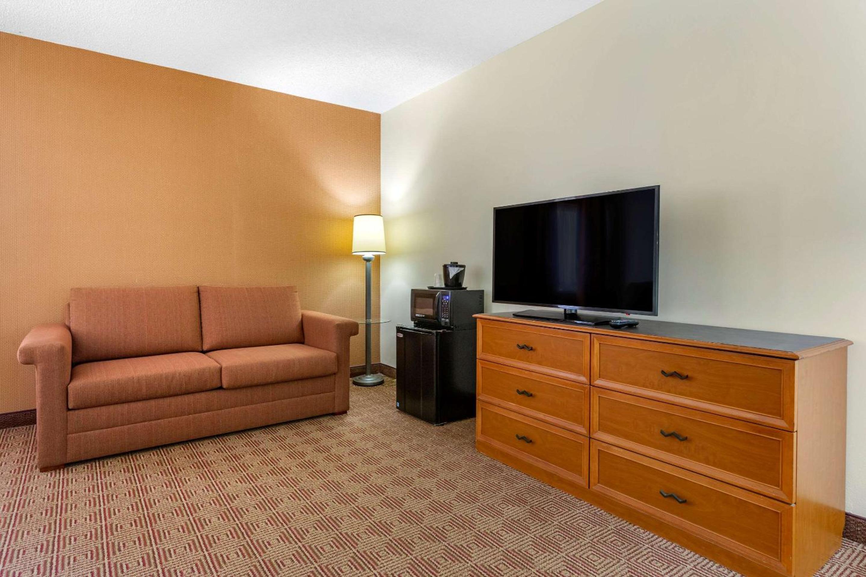 King Room with Sofa Bed - Non-Smoking - Photo 2