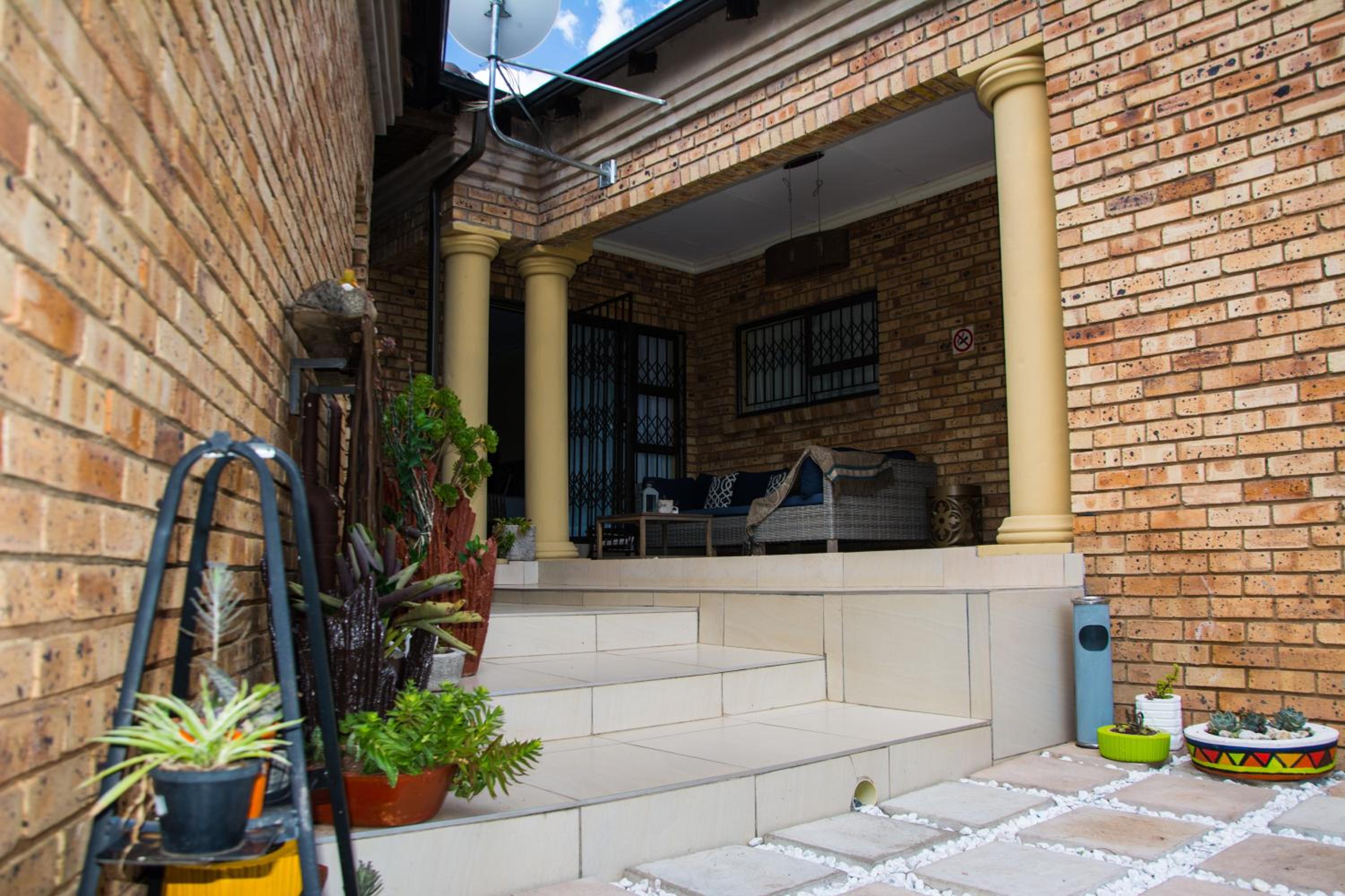 Double Room with Patio - Photo 7