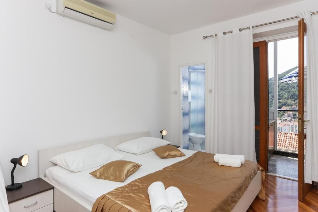 Studio Apartment with Balcony and Sea View