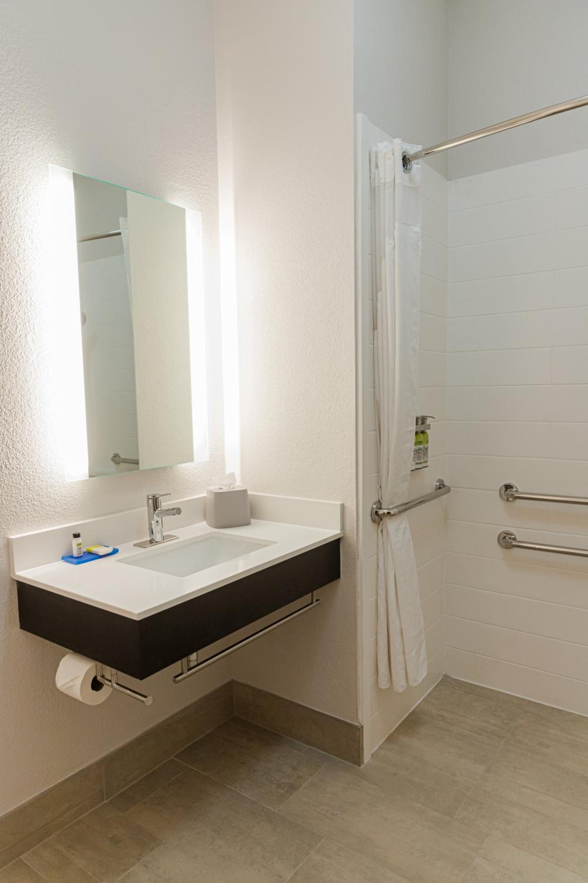 Queen Suite with Two Queen Beds - Photo 9