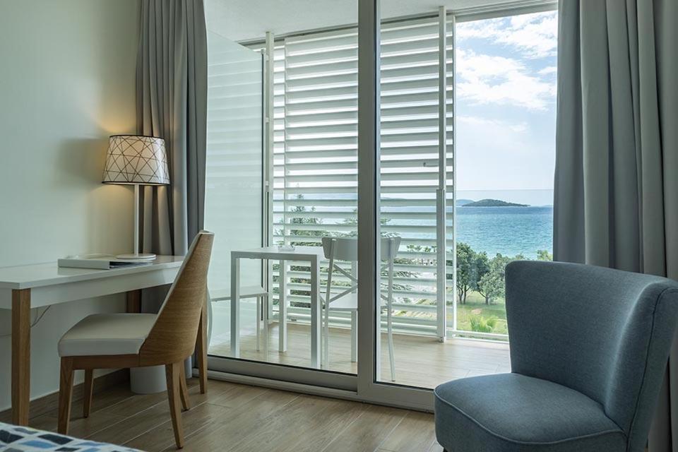 Double or Twin Room with Balcony and Sea View - Photo 2