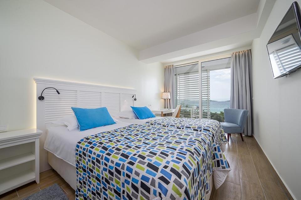 Double or Twin Room with Balcony and Sea View - Photo 4