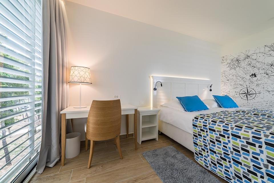 Double or Twin Room with Balcony and Courtyard View - Photo 4
