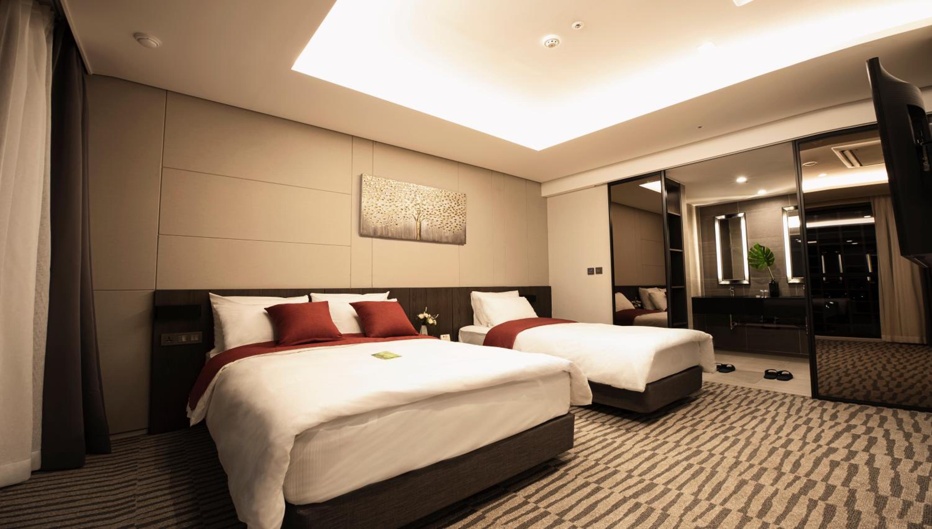 Premier Suite - Photo 7