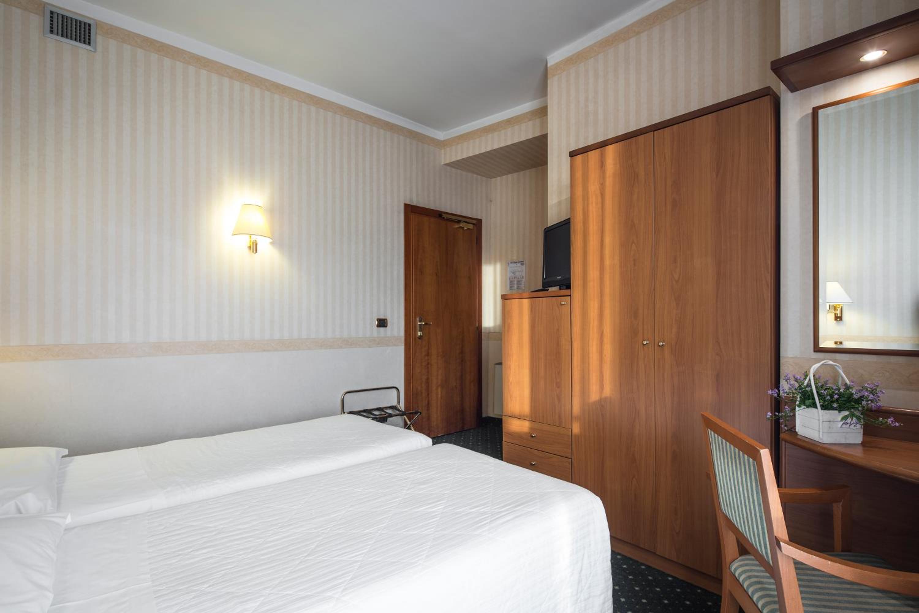 Double Or Twin Room - Photo 16