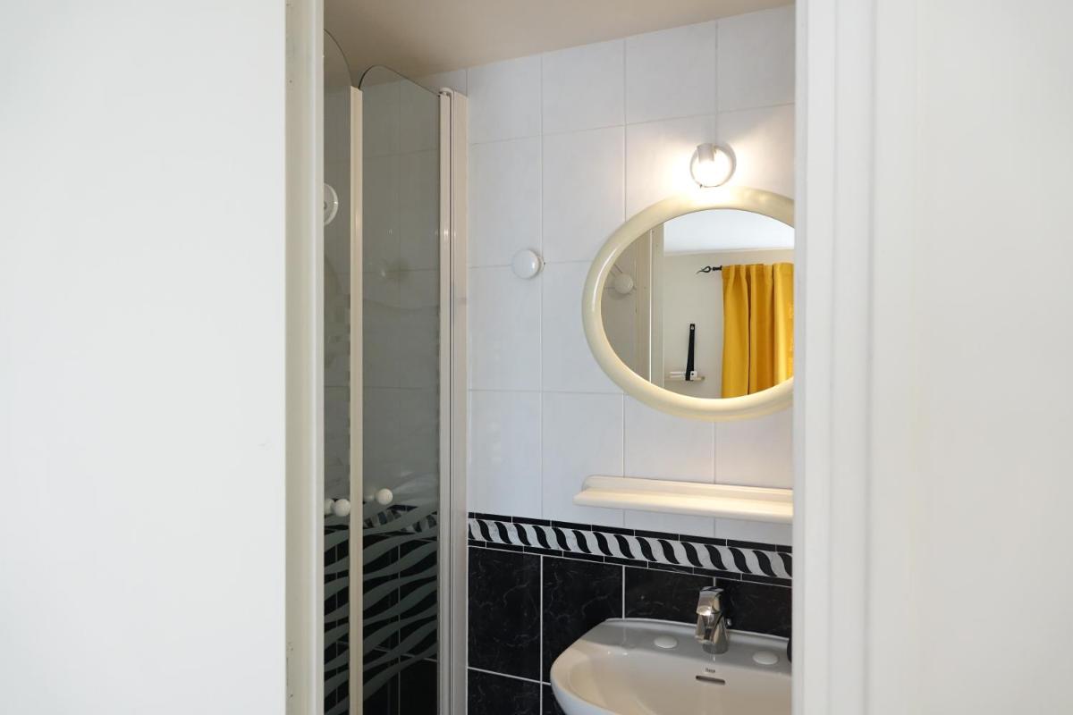 Double Room with Private Bathroom photo 2