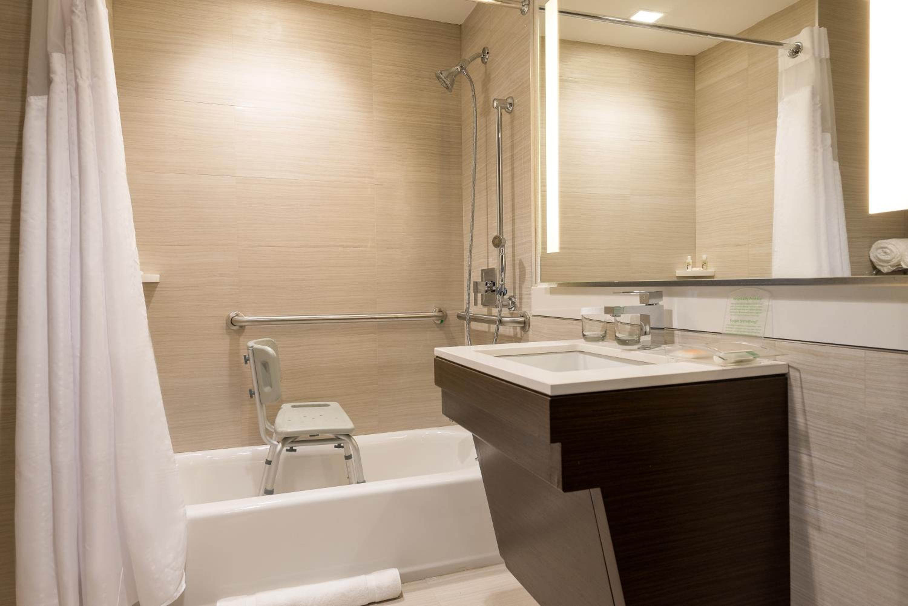 Standard King Room - Communications Accessible photo 3