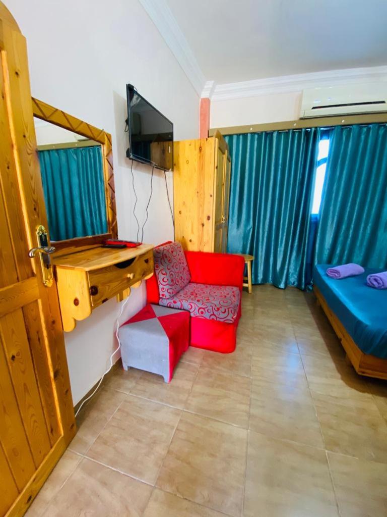 Economy Triple Room photo 2