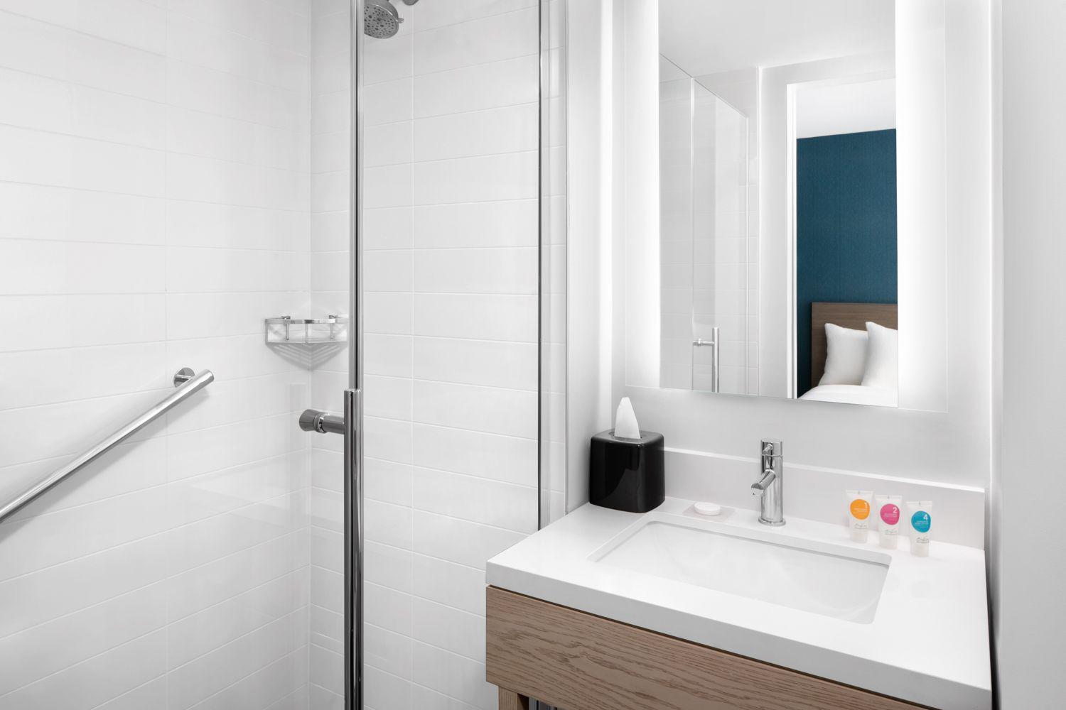 Double Room with Two Double Bed, City View thumbnail 5