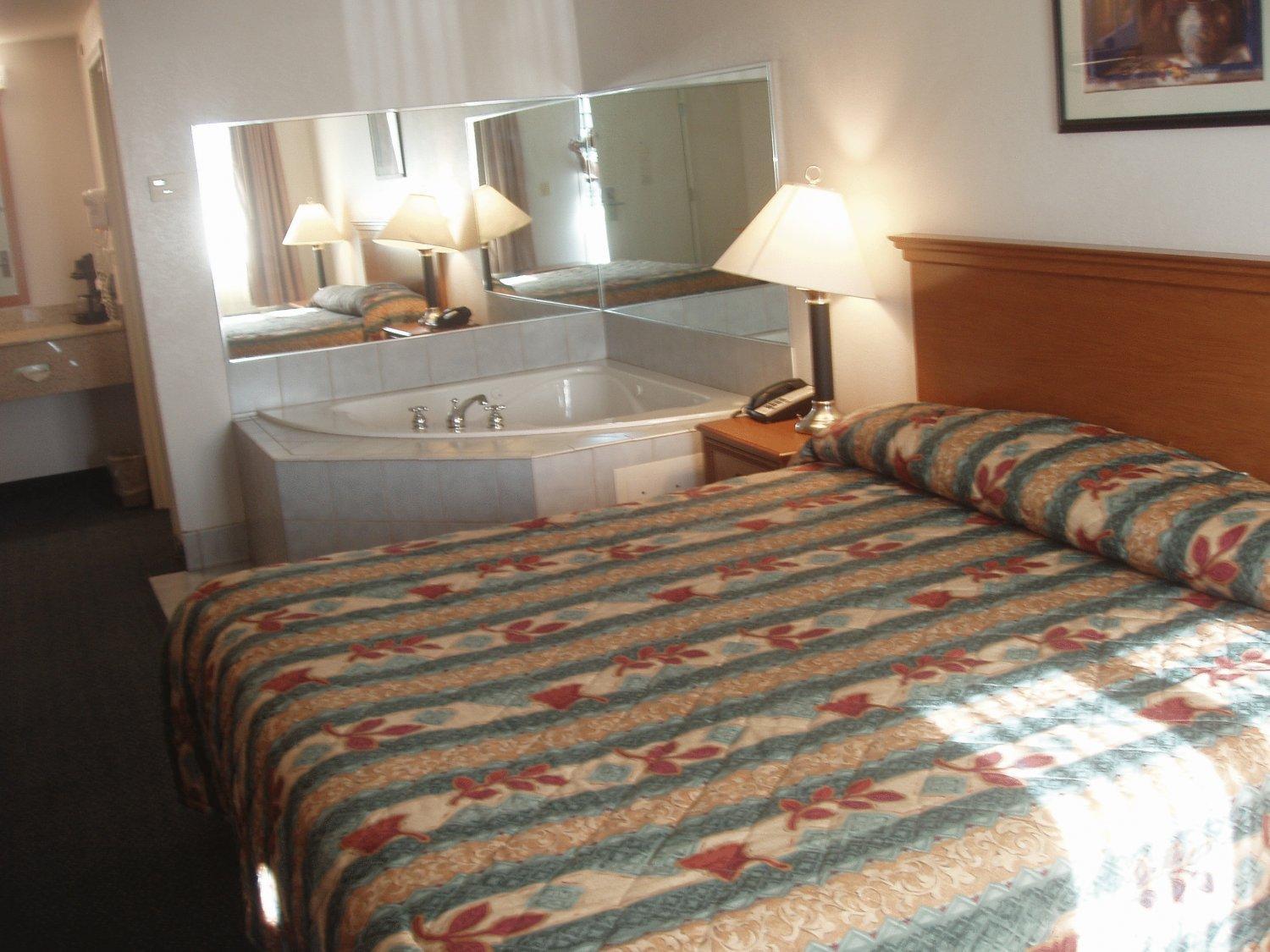 King Room with Spa Bath - Non-Smoking - Photo 6
