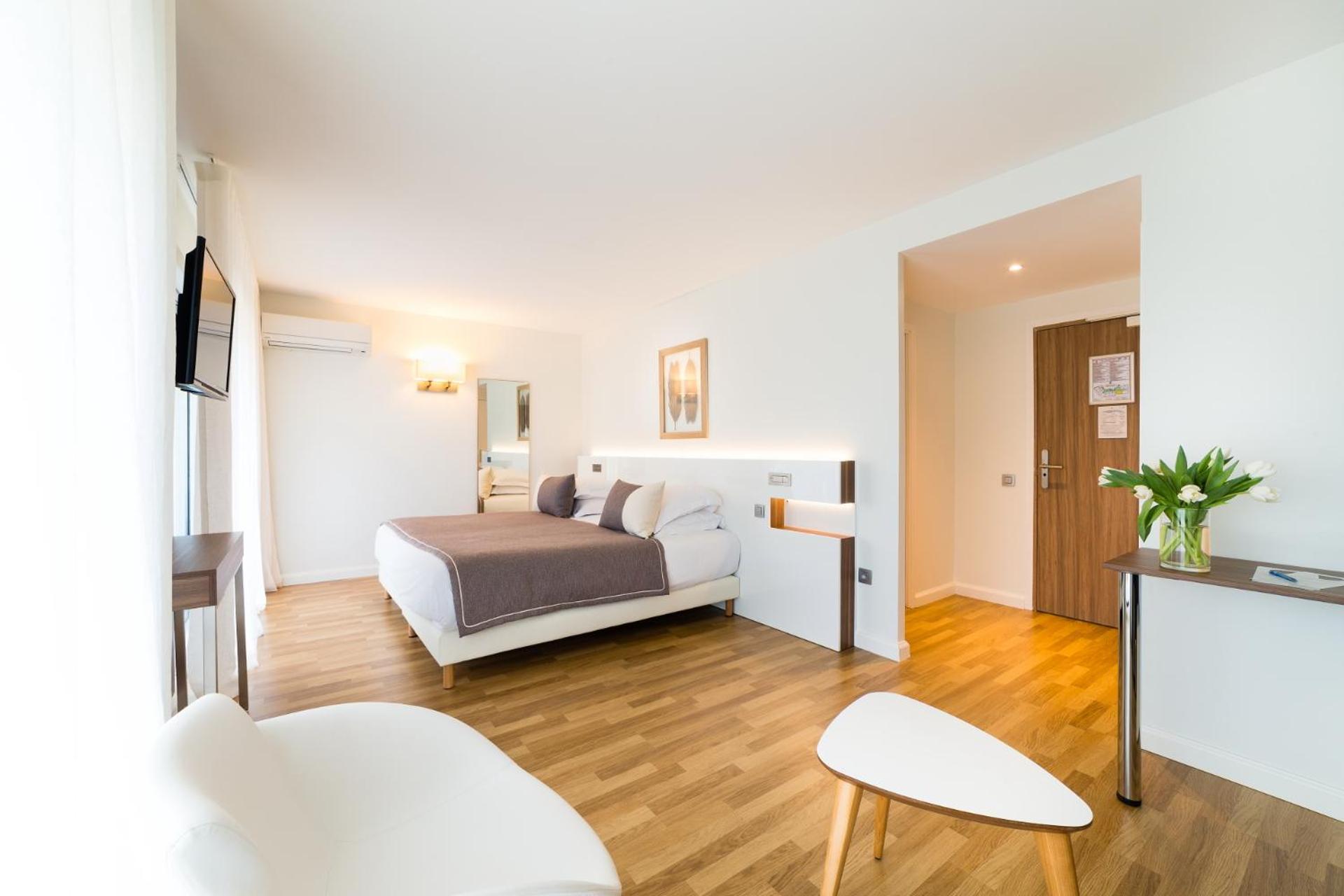 Deluxe Double Room with City View - Photo 7