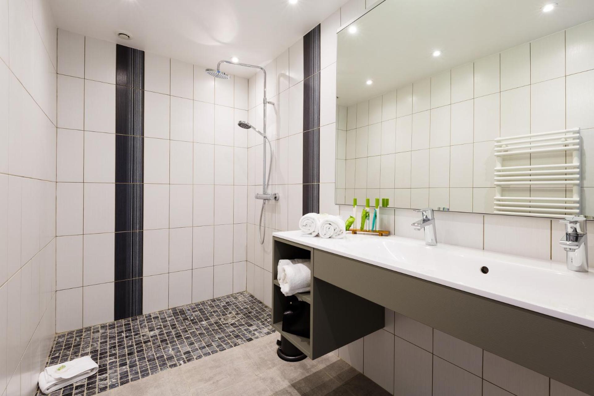 Deluxe Double Room with City View - Photo 2