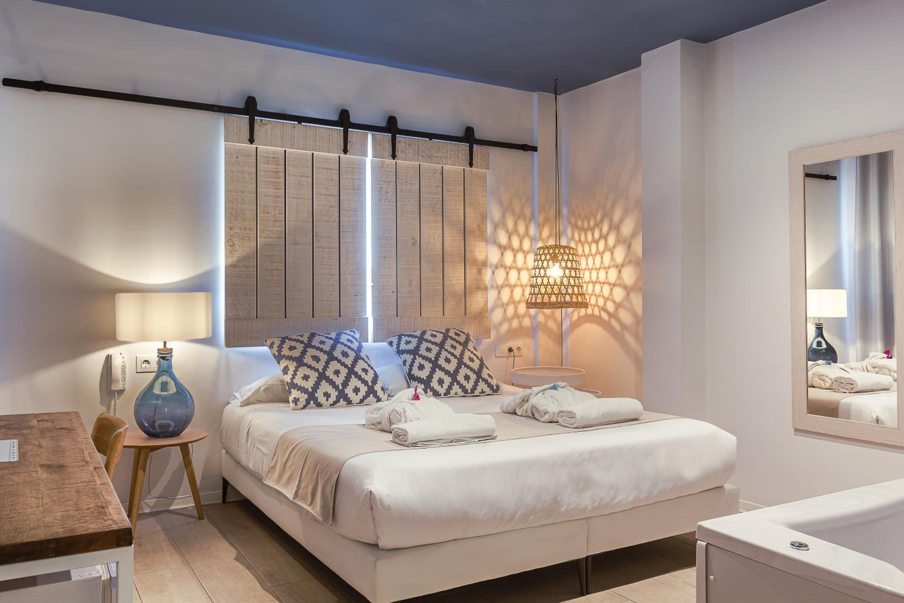Deluxe Double Room with Spa Bath  - Photo 12