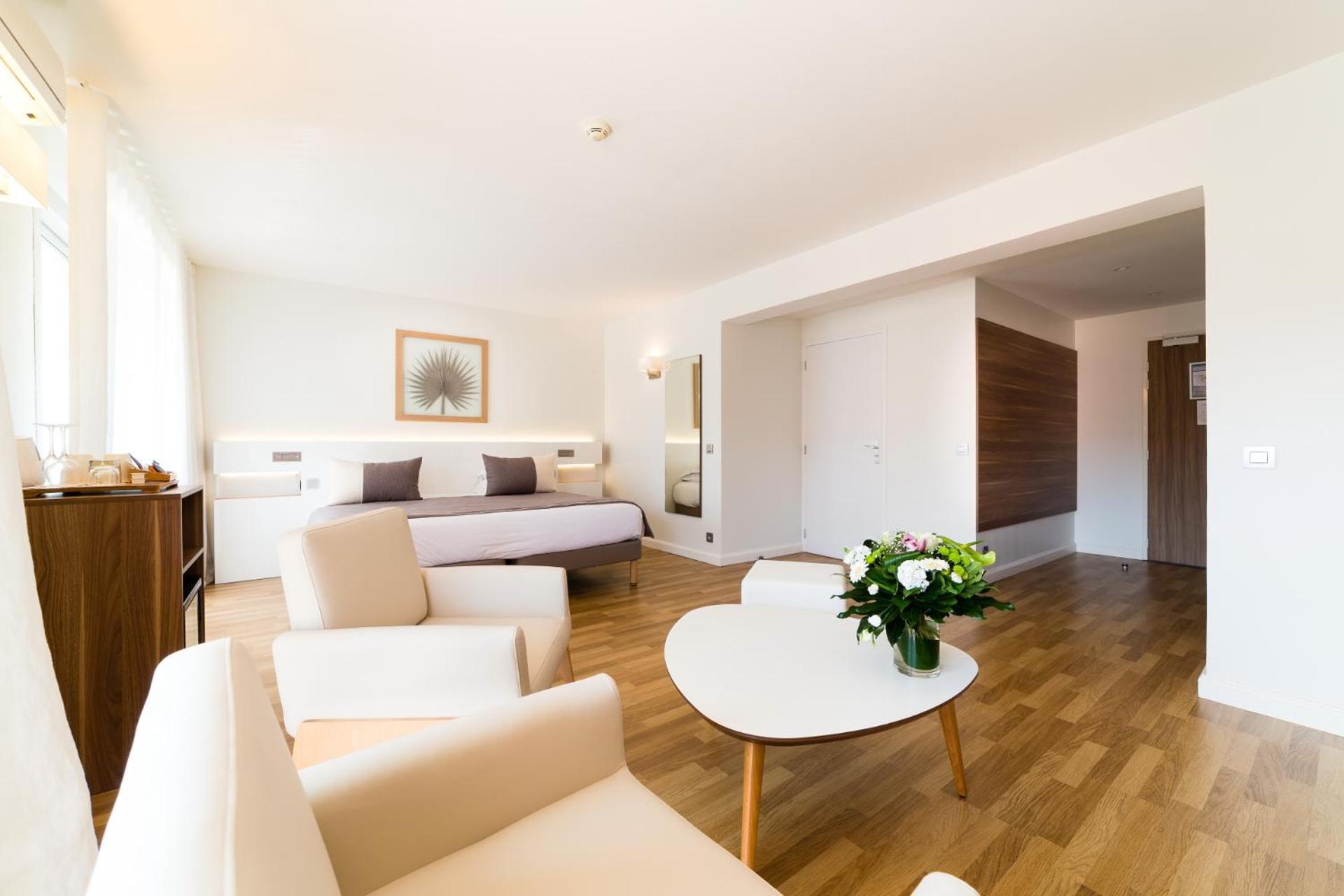 Deluxe Double Room with City View - Photo 4