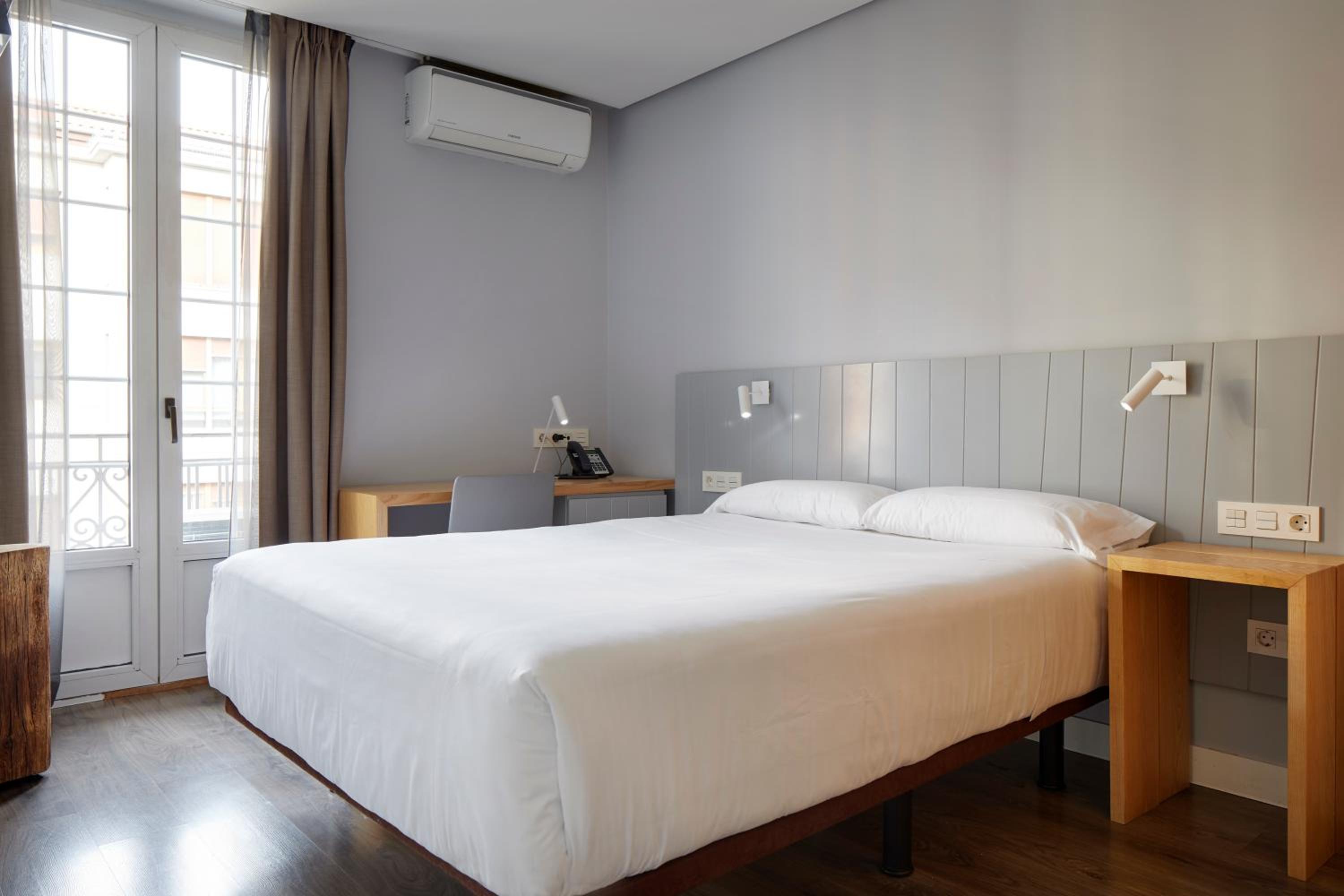 Double or Twin Room - Photo 5