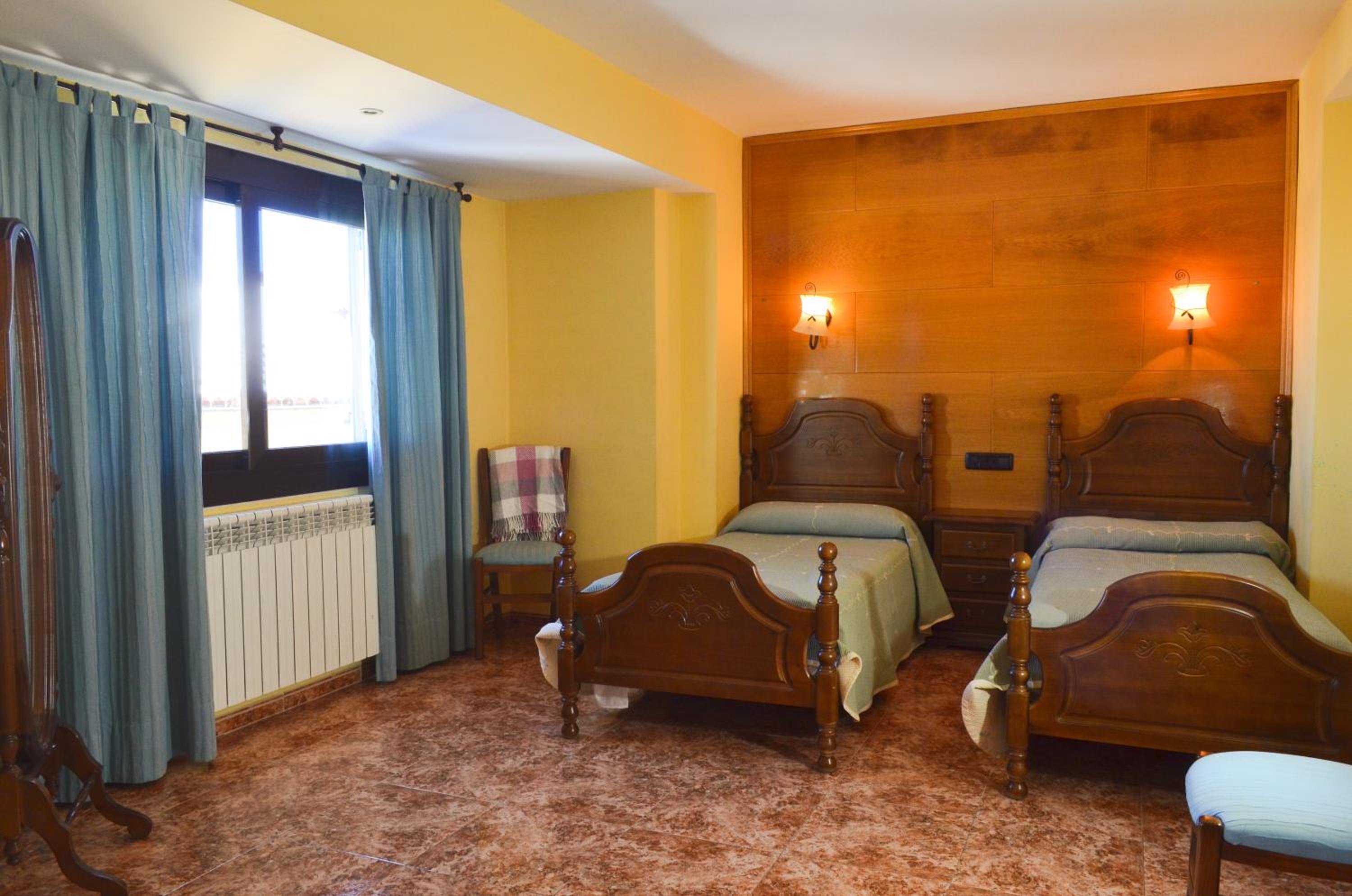 Twin Room - Photo 2