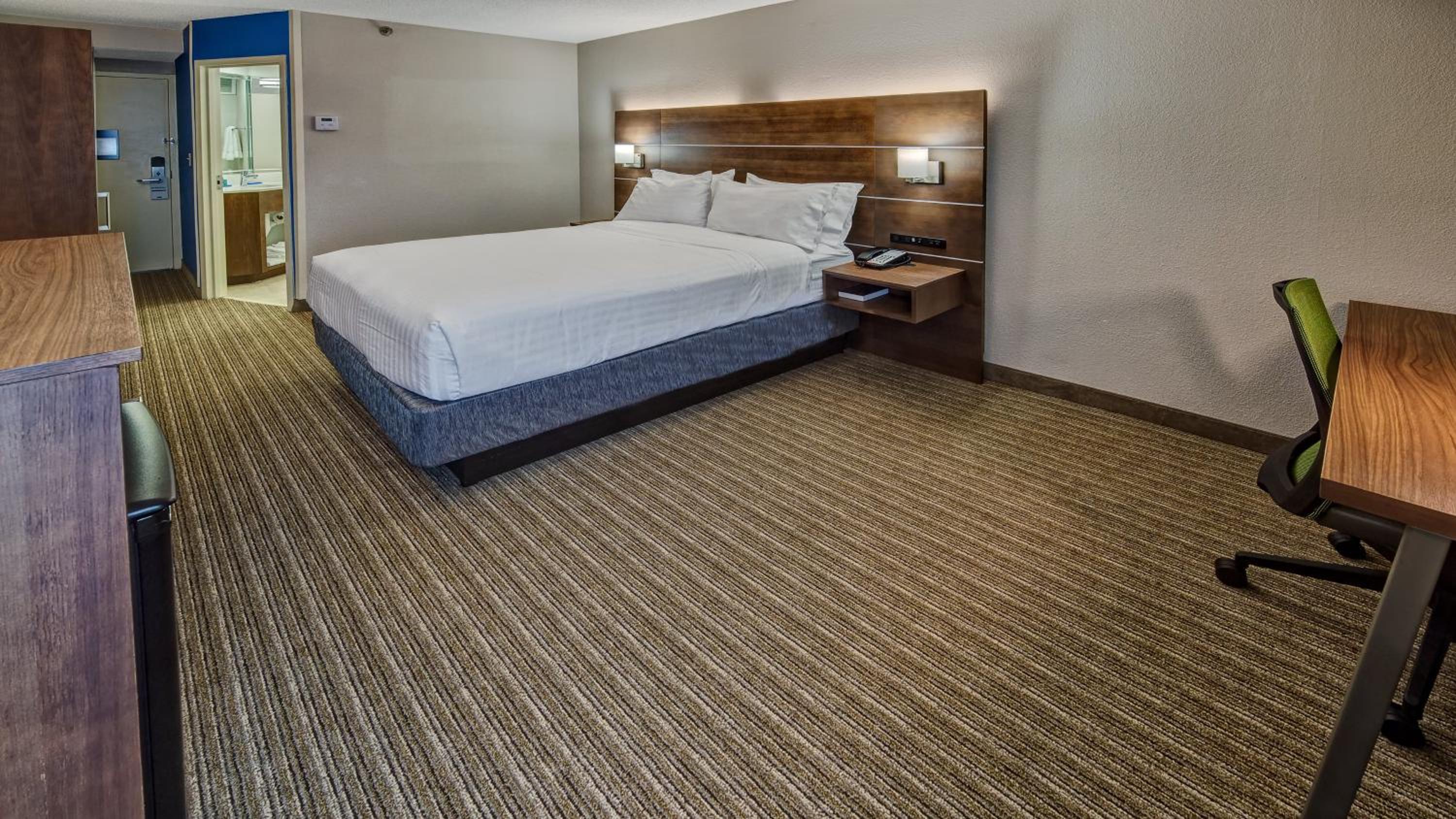 Standard Queen Room - Photo 7