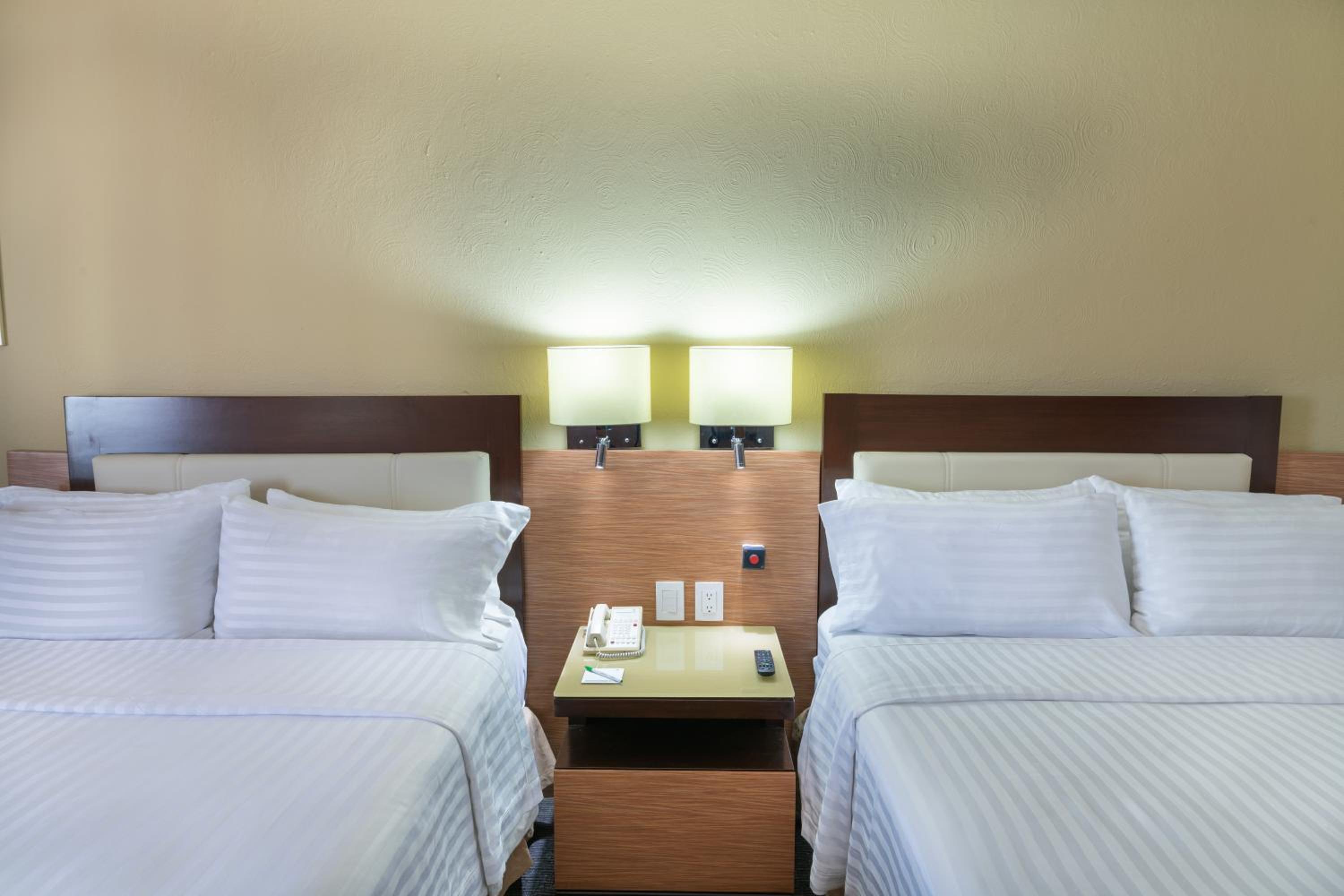 Standard Double Room with Two Double Beds - Disability Access - Photo 8
