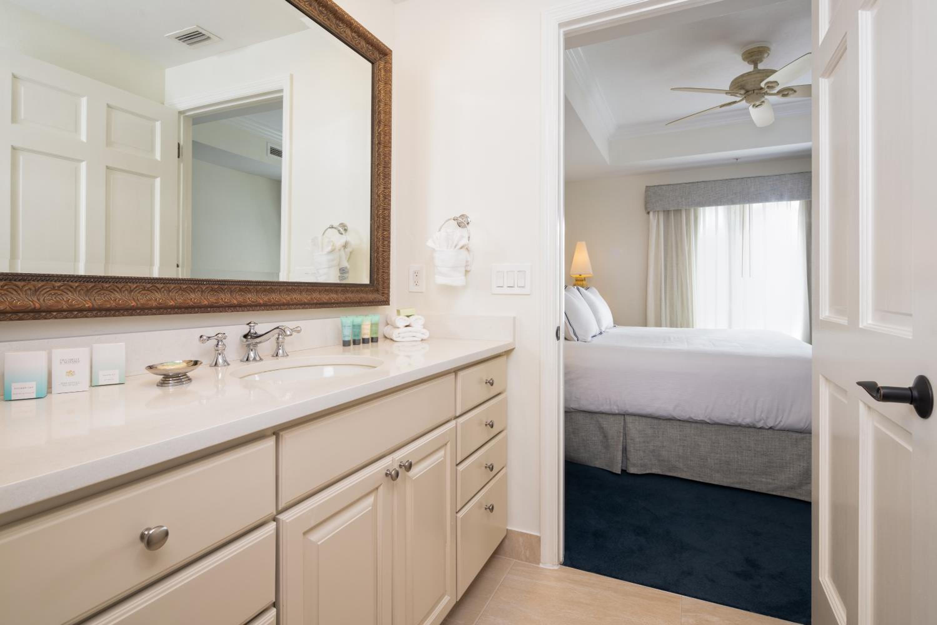 One-Bedroom Suite - Photo 6