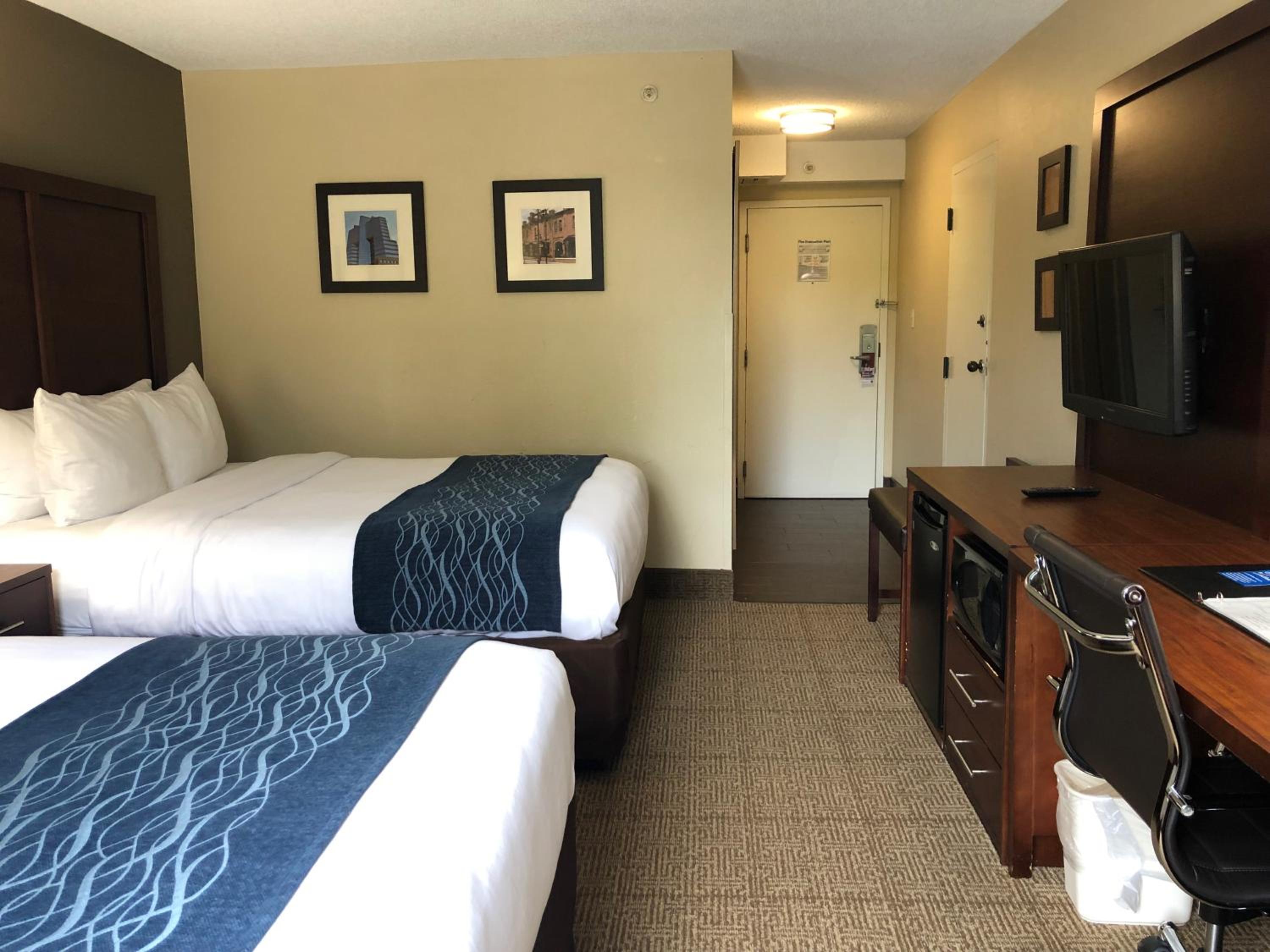 Queen Room with Two Queen Beds - Non-Smoking - Photo 4