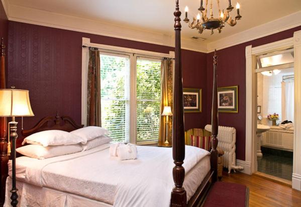 Queen room with spa bath
