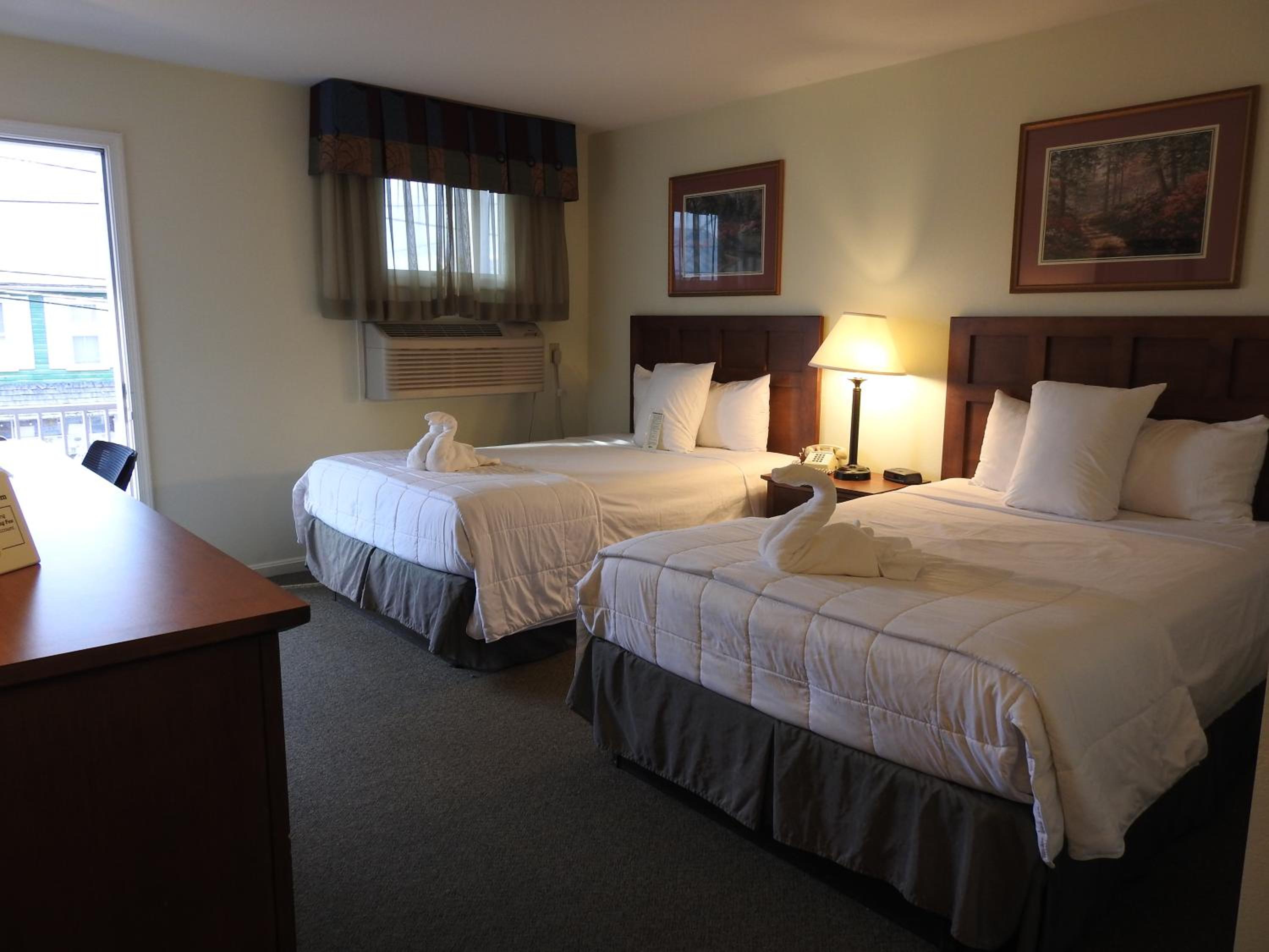 Standard Room with Two Double Beds and Balcony- No pets allowed - Photo 4