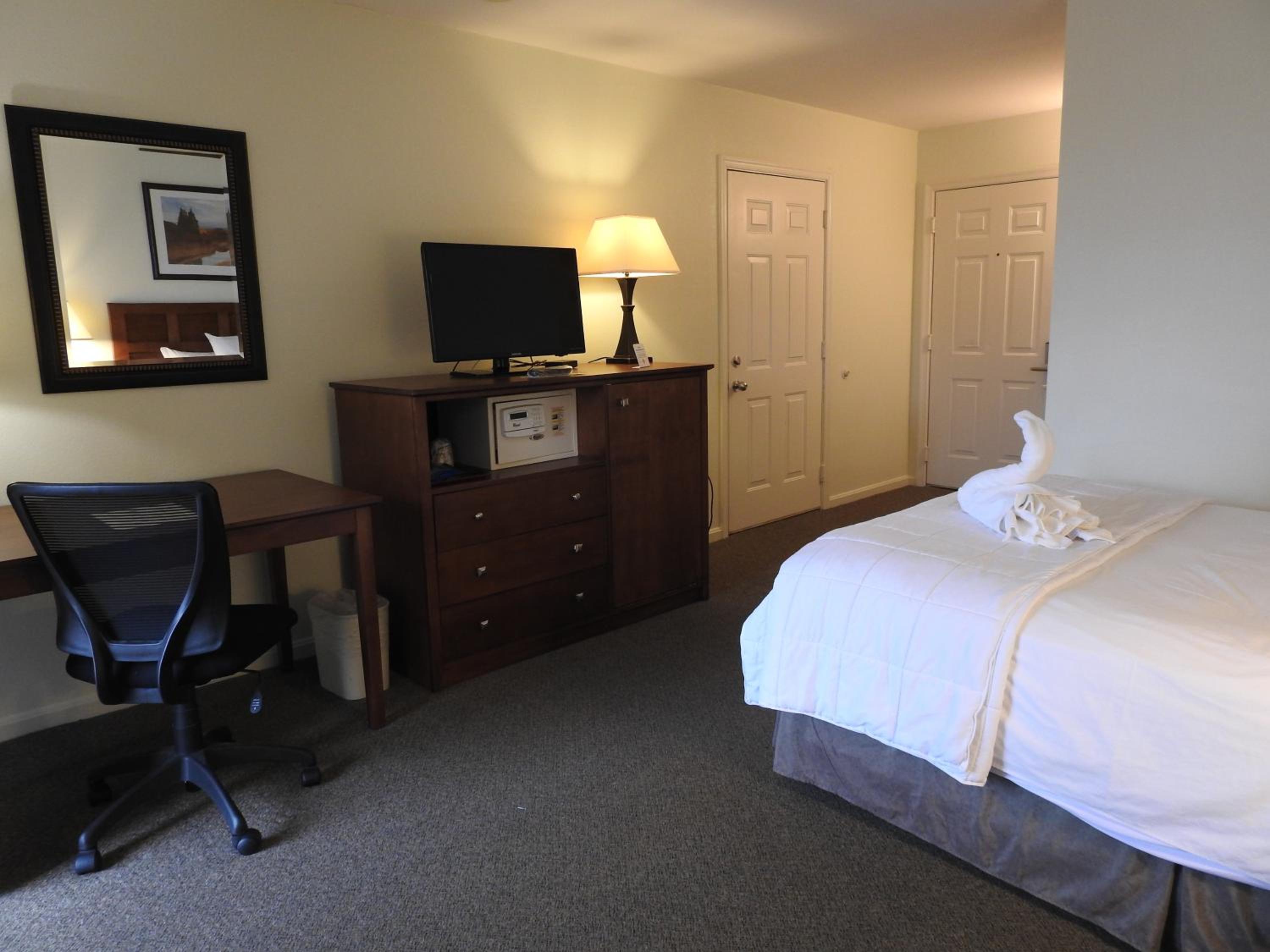Queen Room with Balcony- No pets allowed - Photo 3