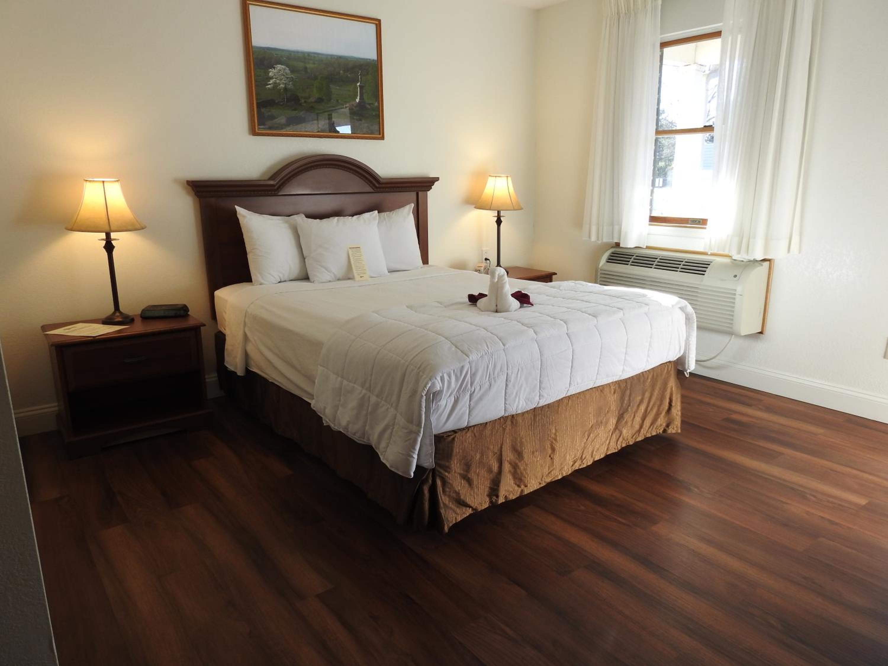 Queen Room Disability Access- Pet Friendly - Photo 1
