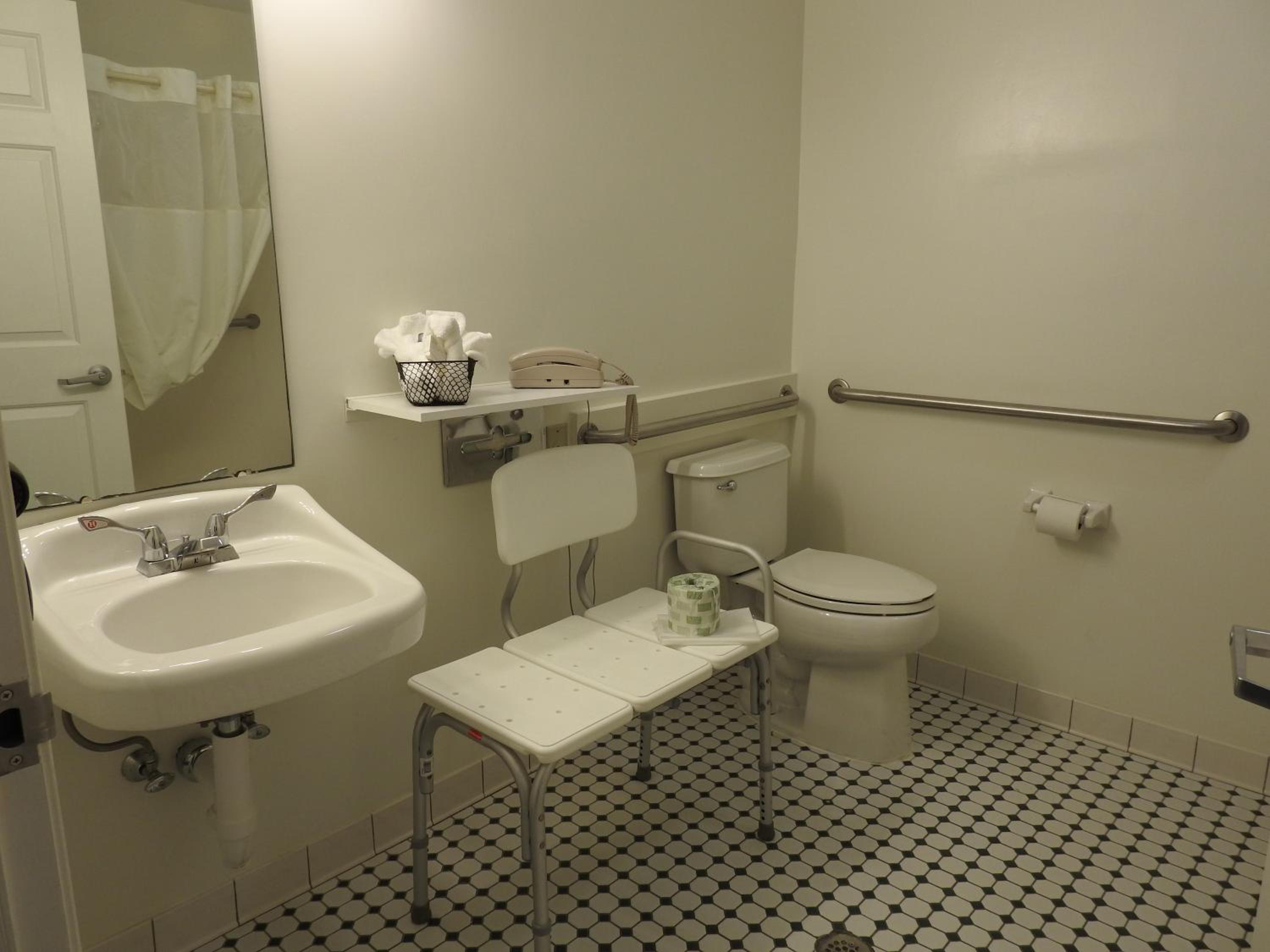Queen Room Disability Access- Pet Friendly - Photo 2