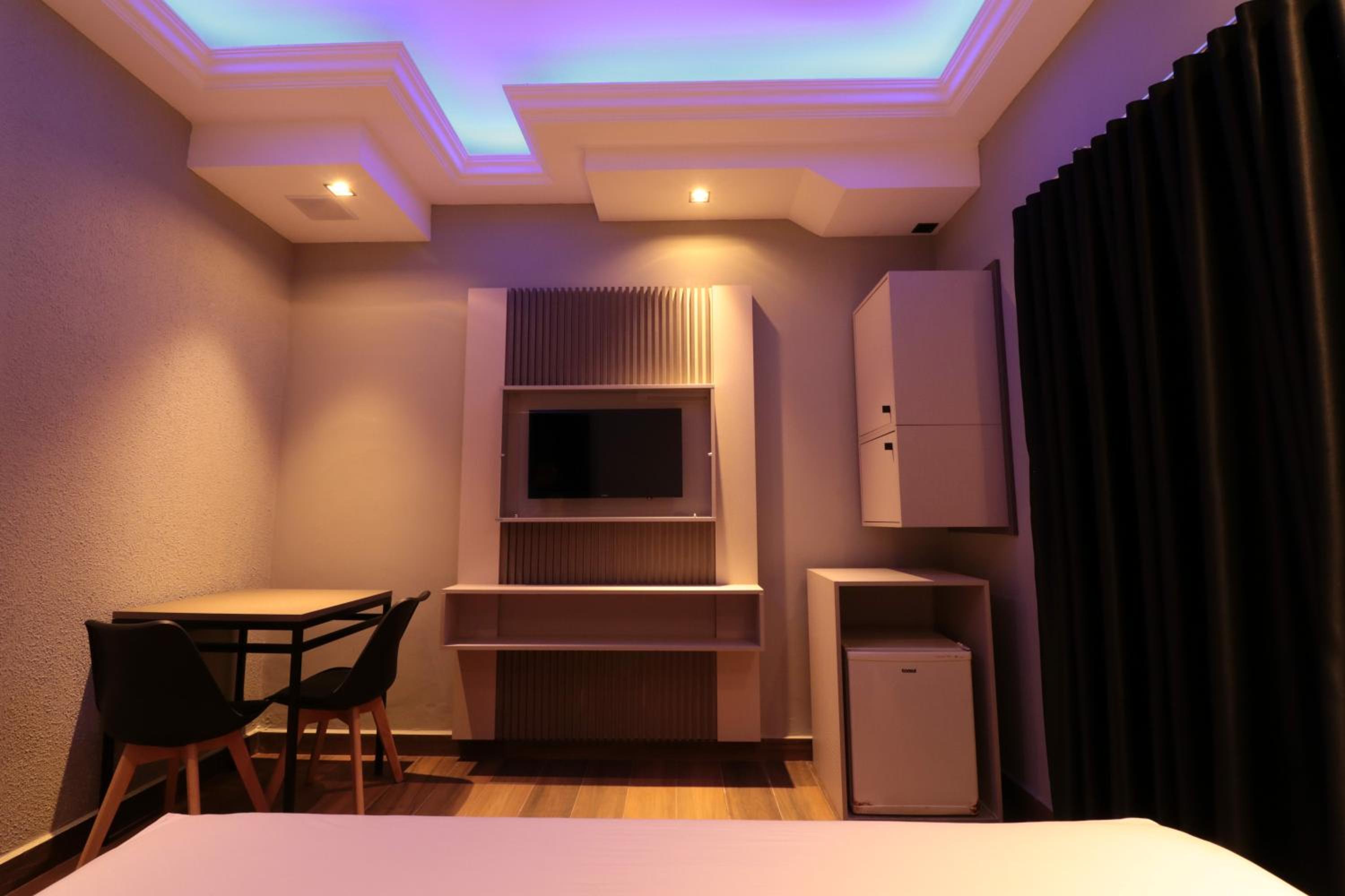 Suite - Photo 1