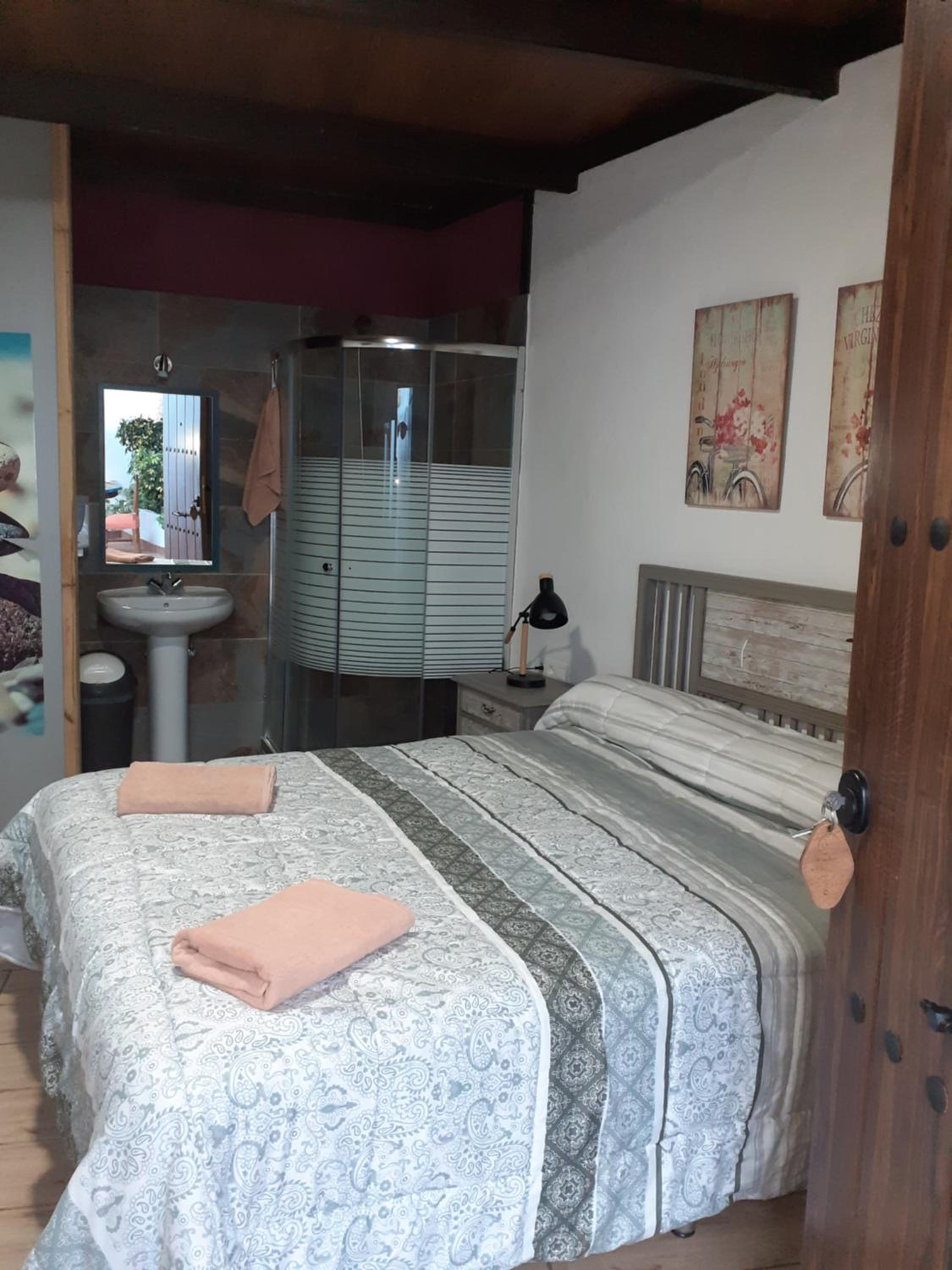 Deluxe Queen Room - Photo 6