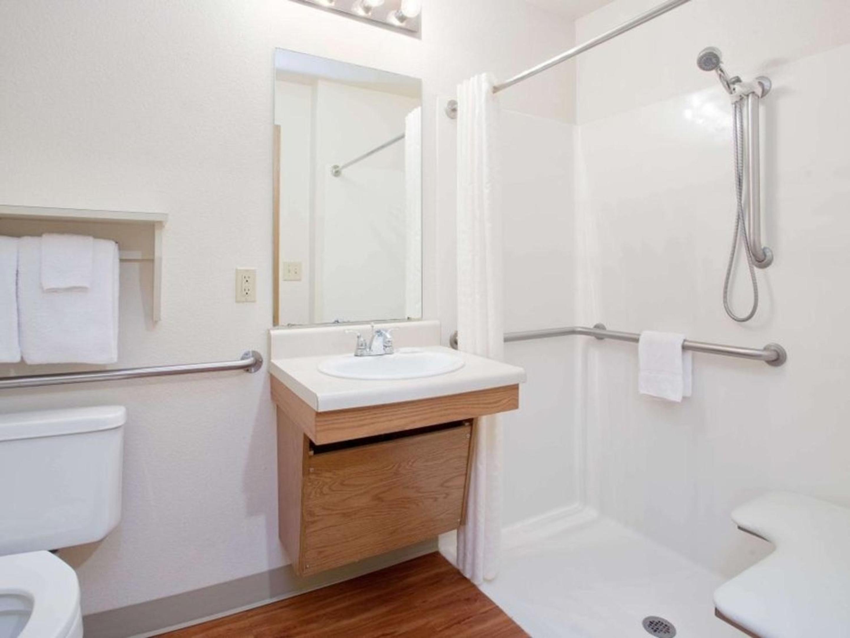 Double Room with Two Double Beds - Accessible/Non-Smoking photo 2