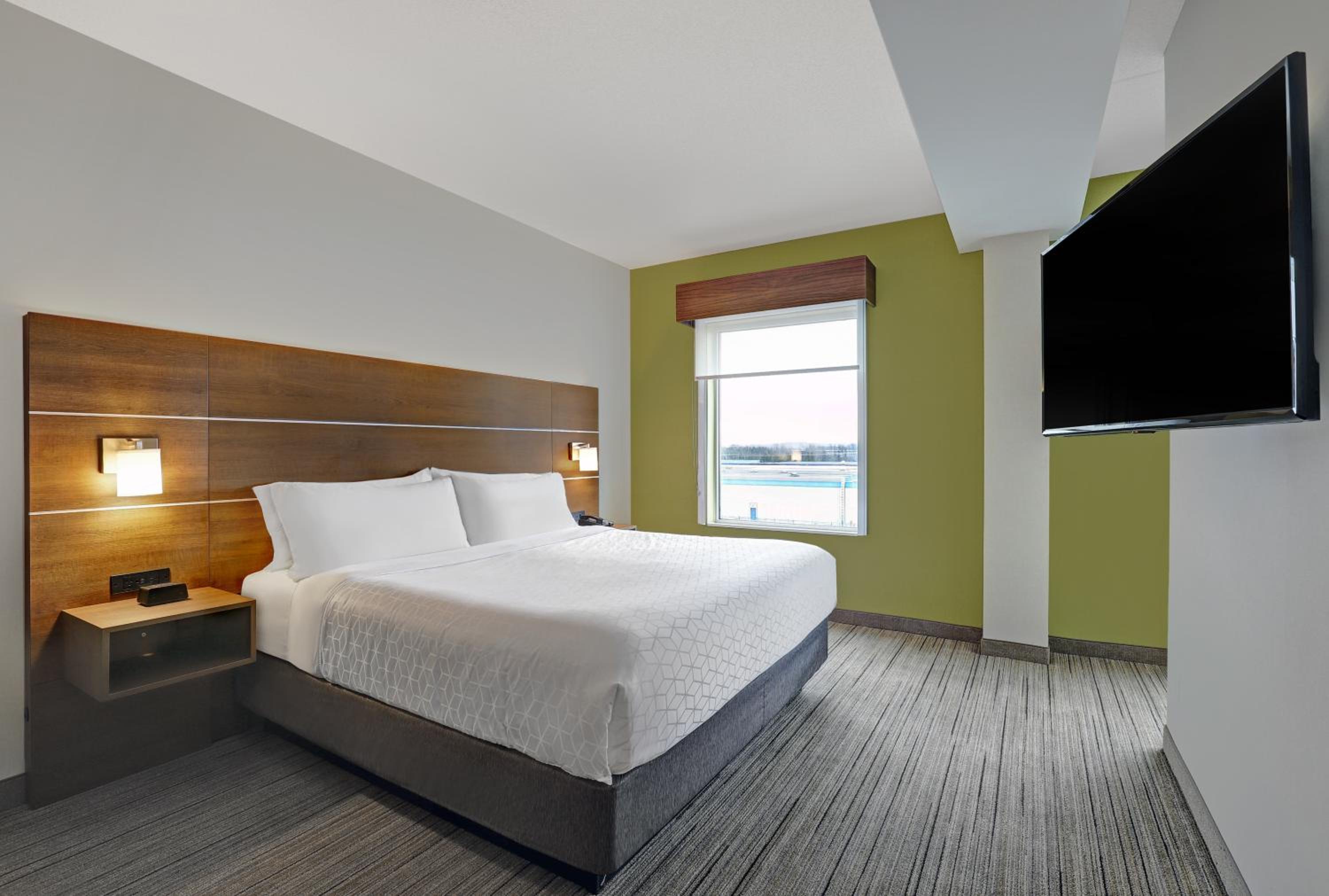 King Suite - Non-Smoking - Photo 3