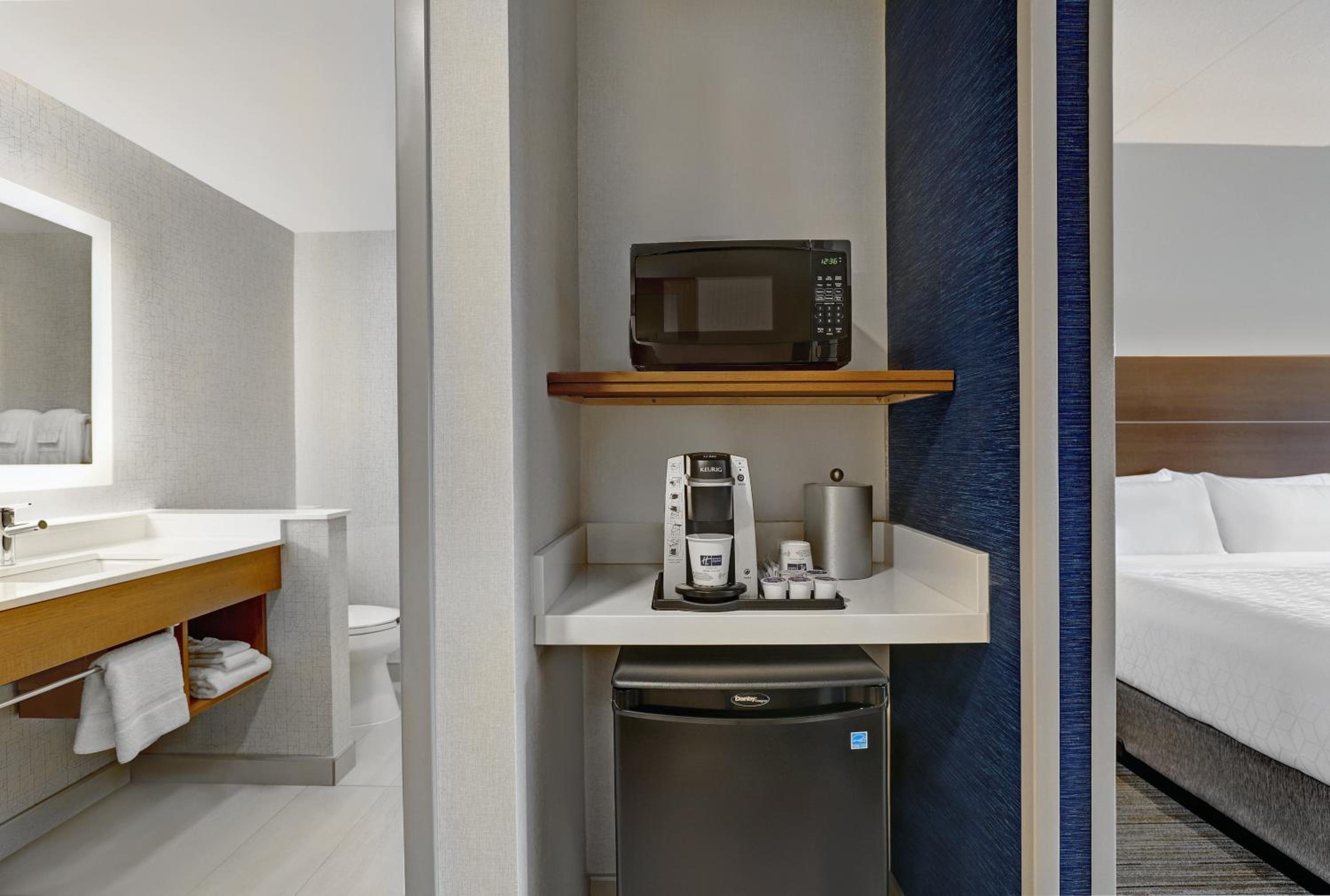 Standard King Room - Photo 5