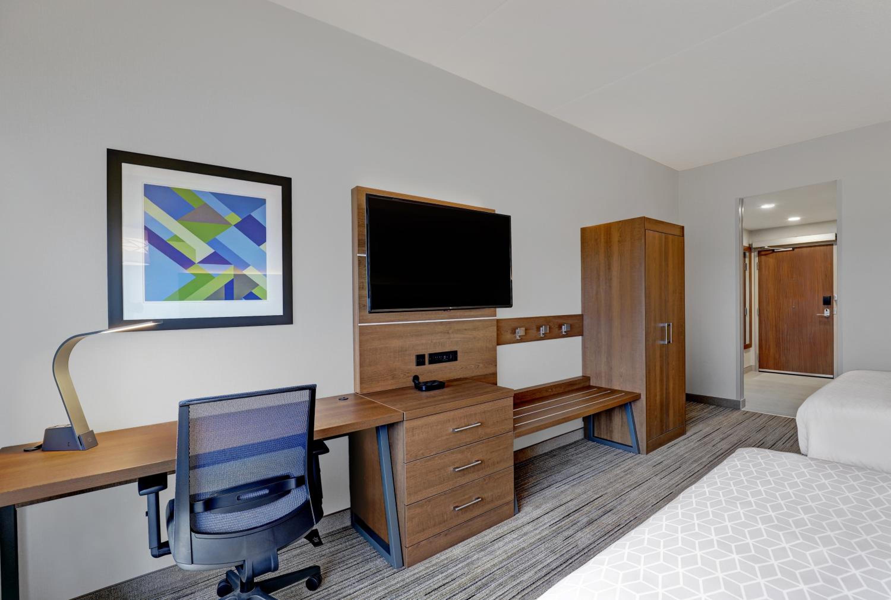 Standard Queen Room with Two Queen Beds and Mobility Accessible Tub - Photo 3