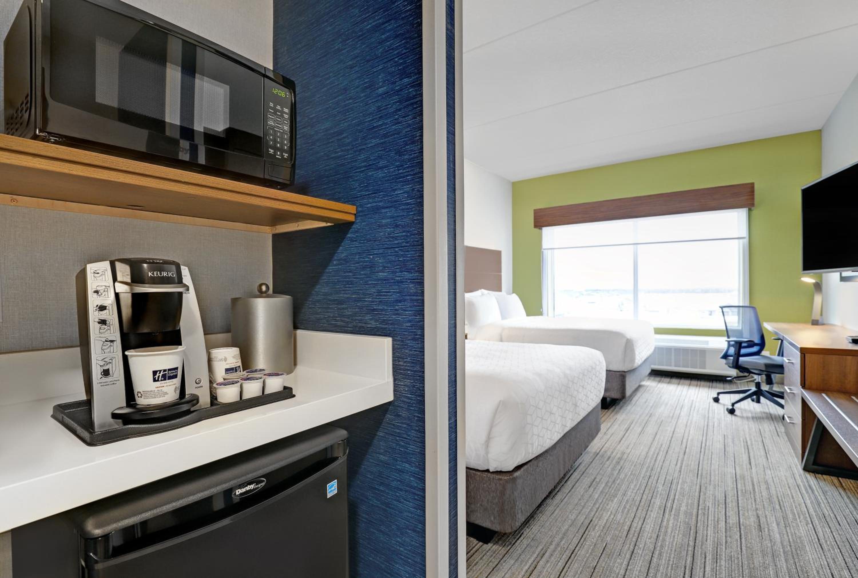 Standard Queen Room with Two Queen Beds - Photo 2
