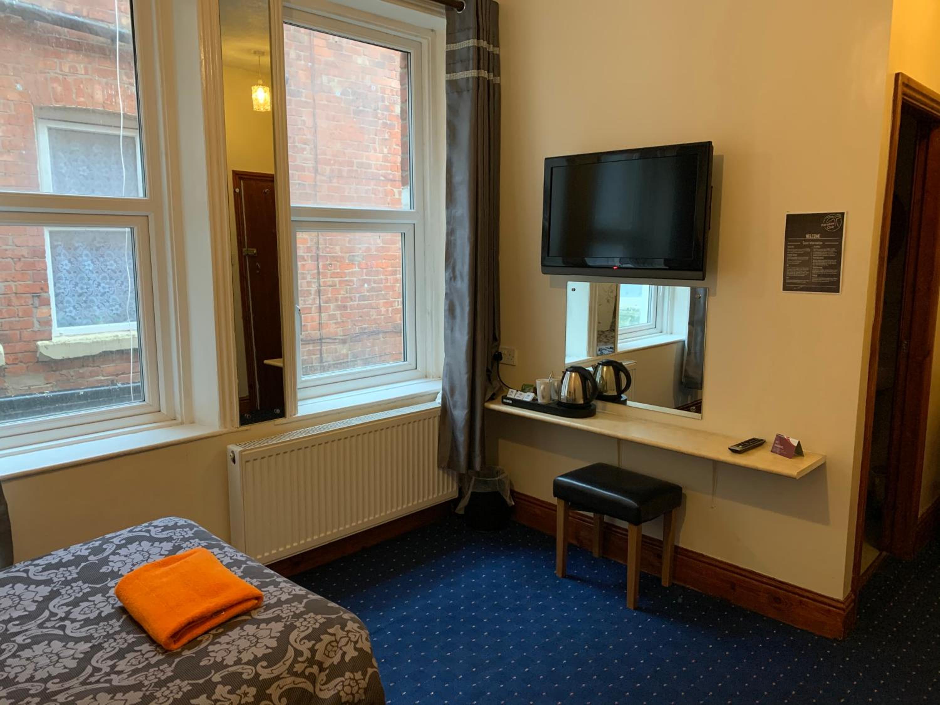 Standard Twin Room - Photo 3