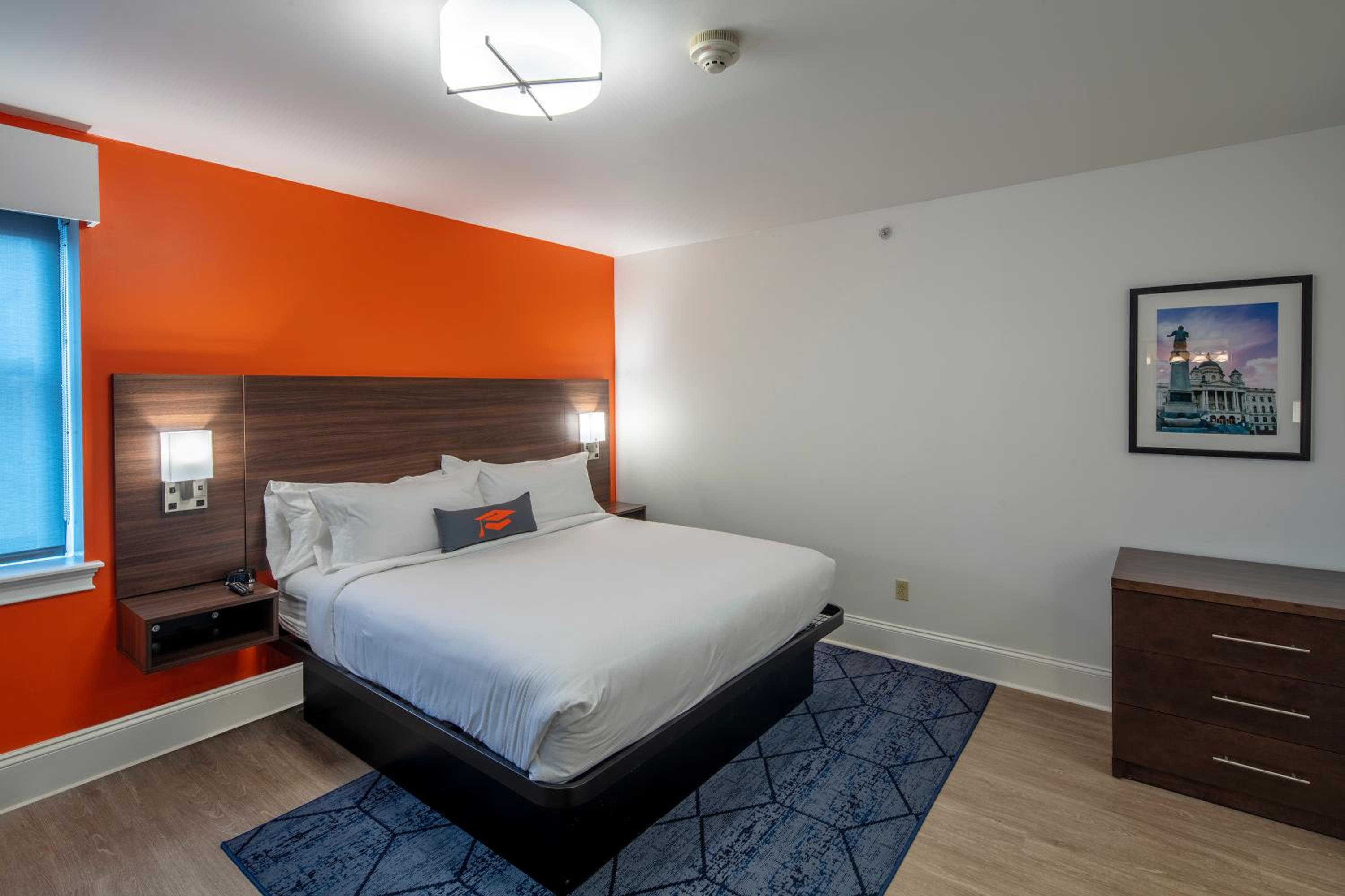 1 King Bed, Deluxe Mobility Accessible Suite, Non-Smoking photo 3