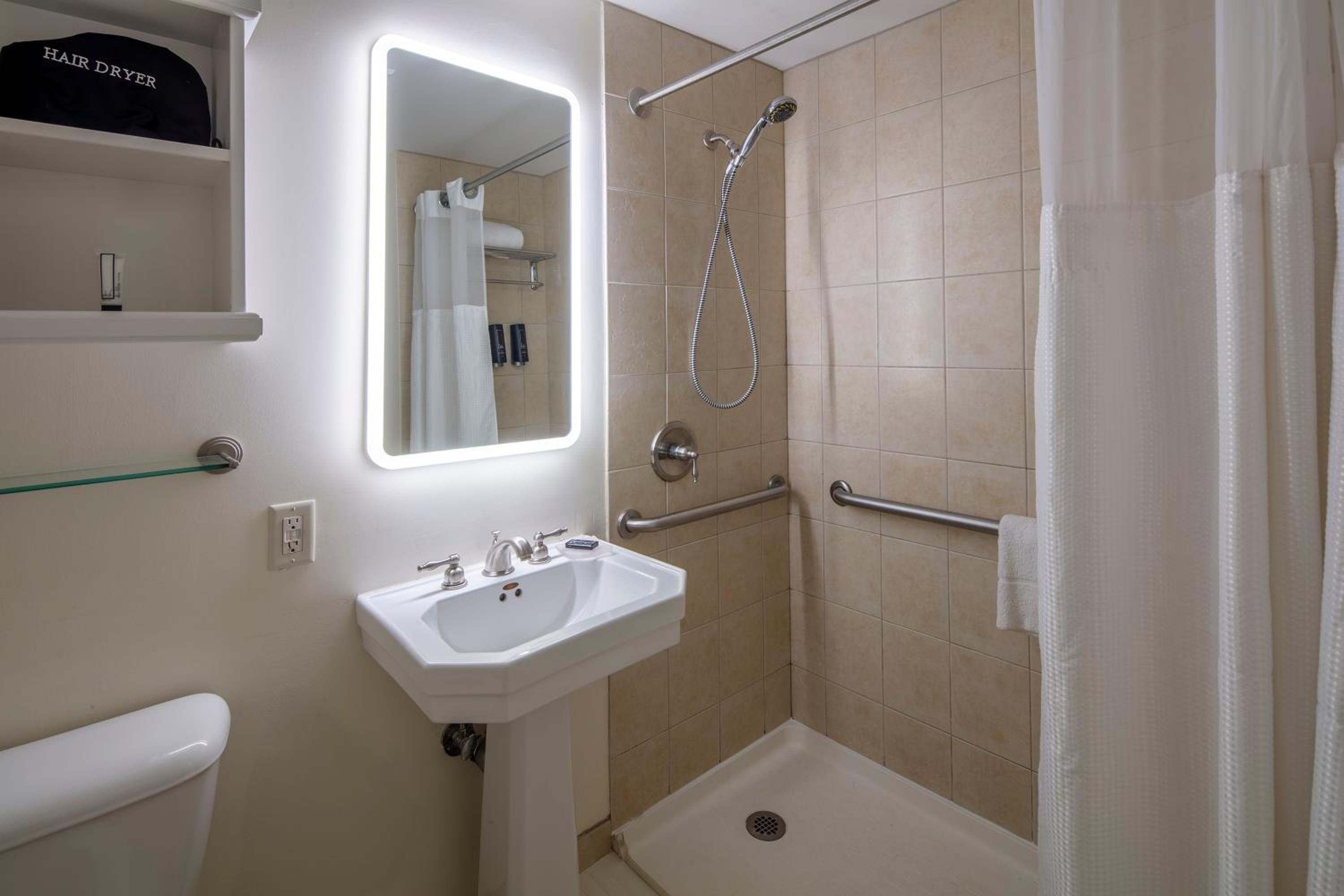 1 Queen Bed, Deluxe Mobility Accessible Room, Non-Smoking - Photo 2