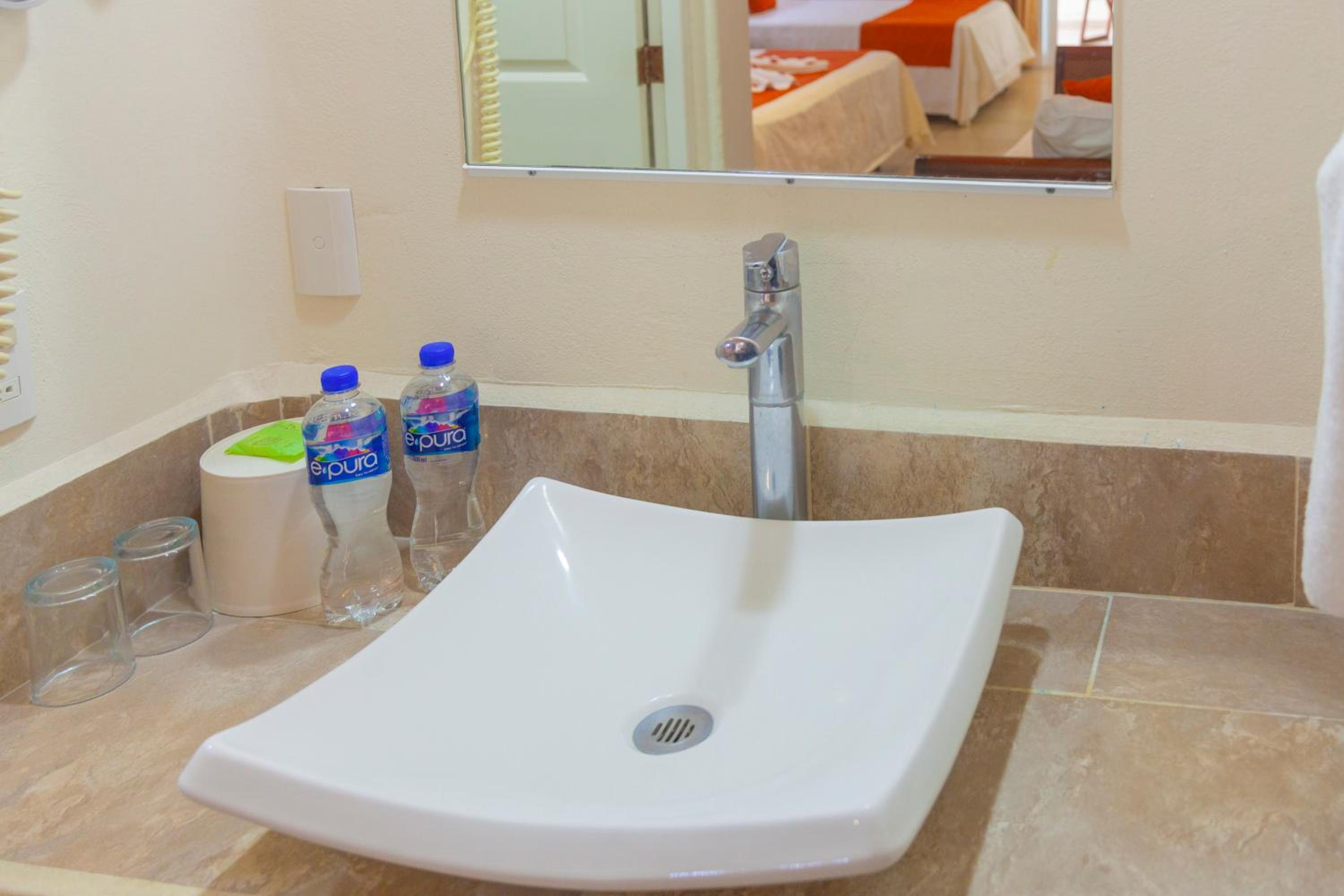 Double Room with Two Double Beds and Sea View photo 3