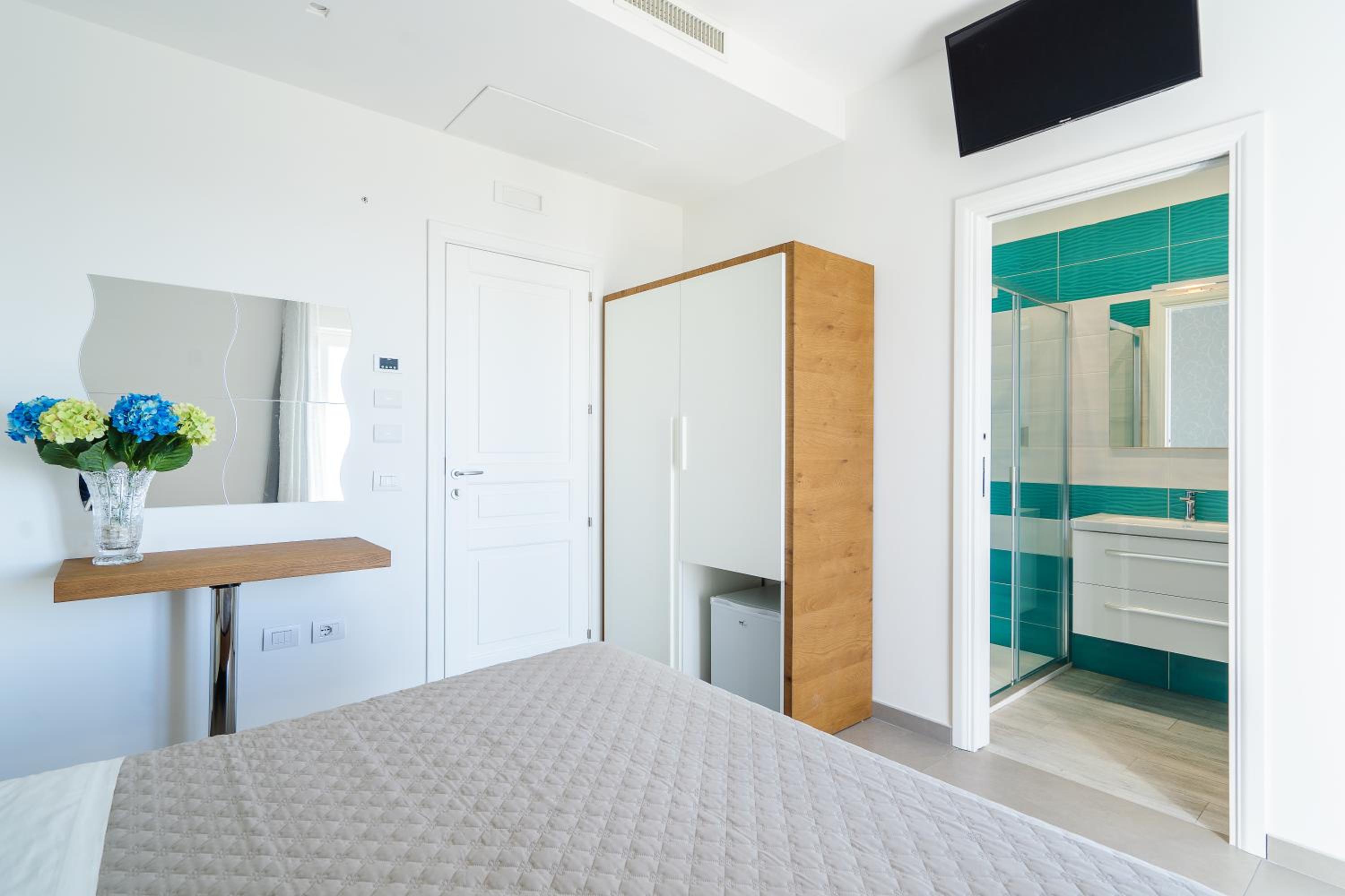 Double Room with Balcony and Sea View - Photo 4