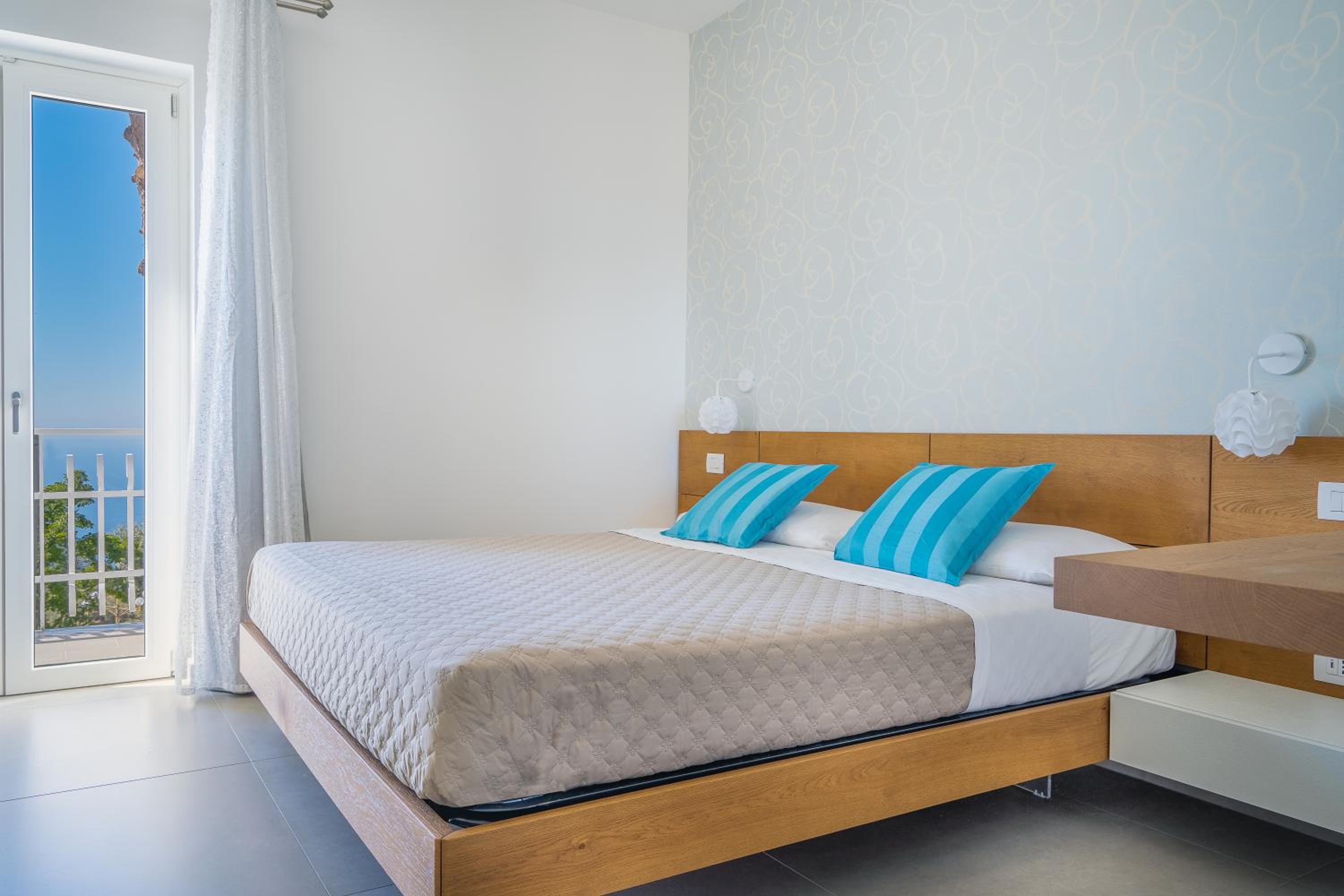 Double Room with Balcony and Sea View - Photo 1