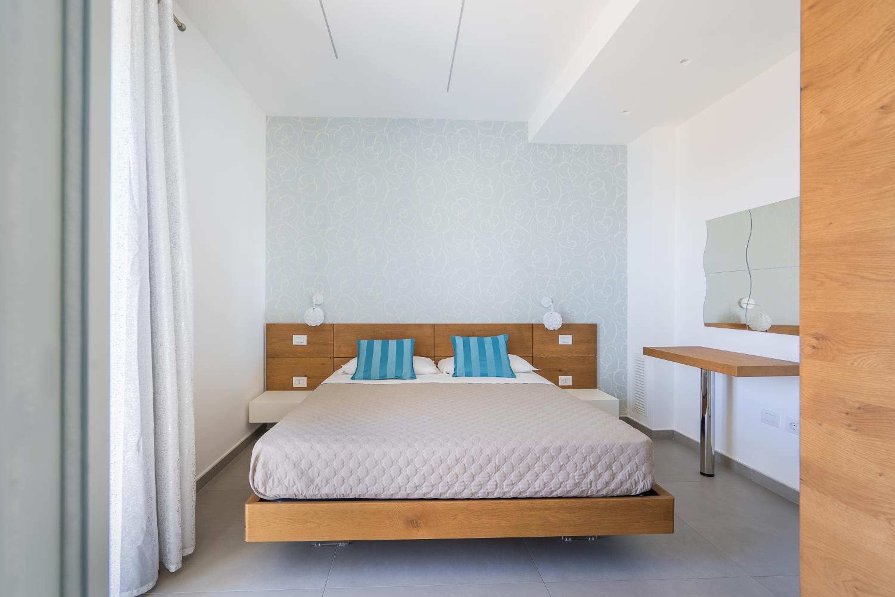 Double Room with Balcony and Sea View - Photo 2