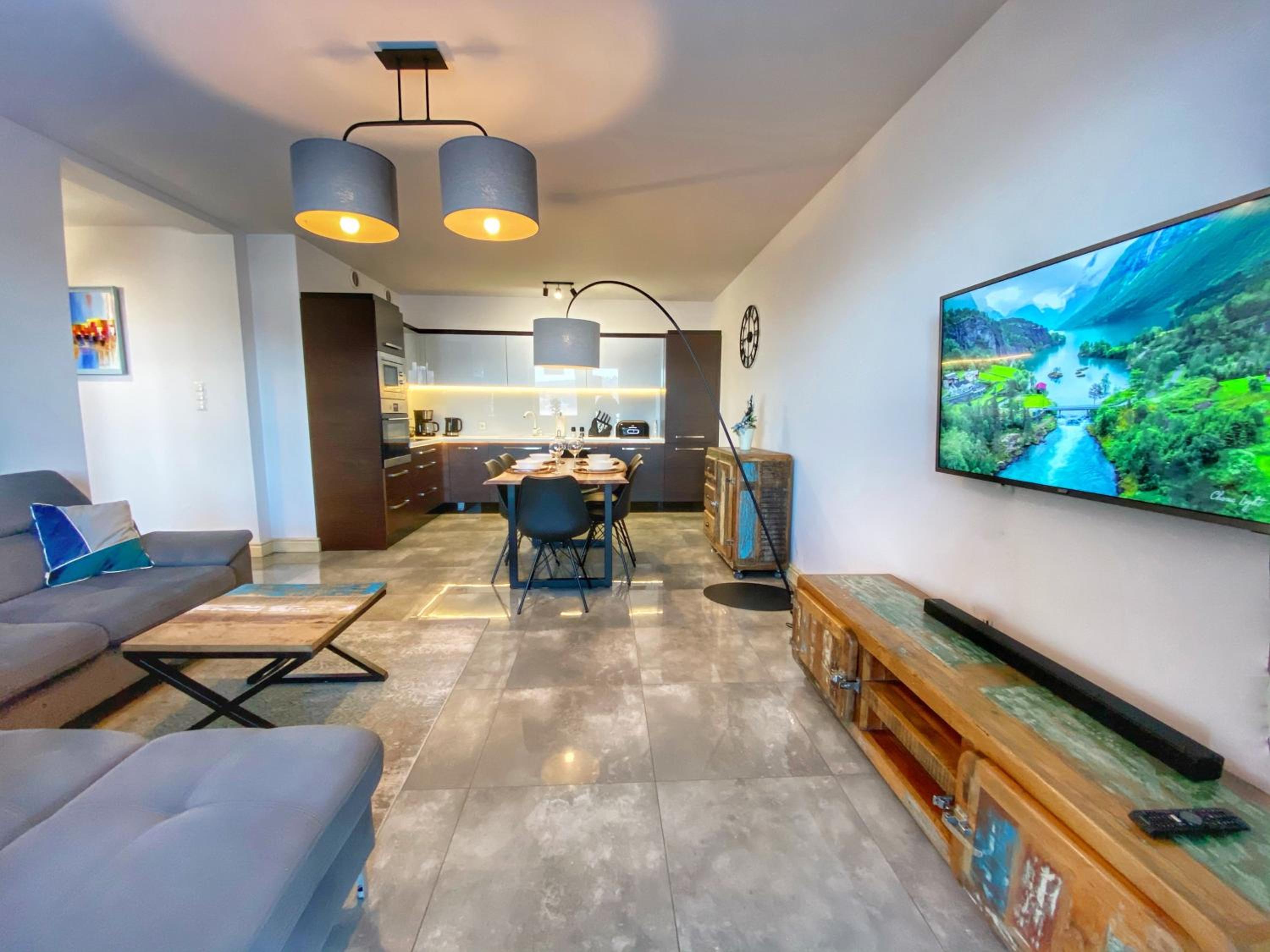 Apartment with Mountain View