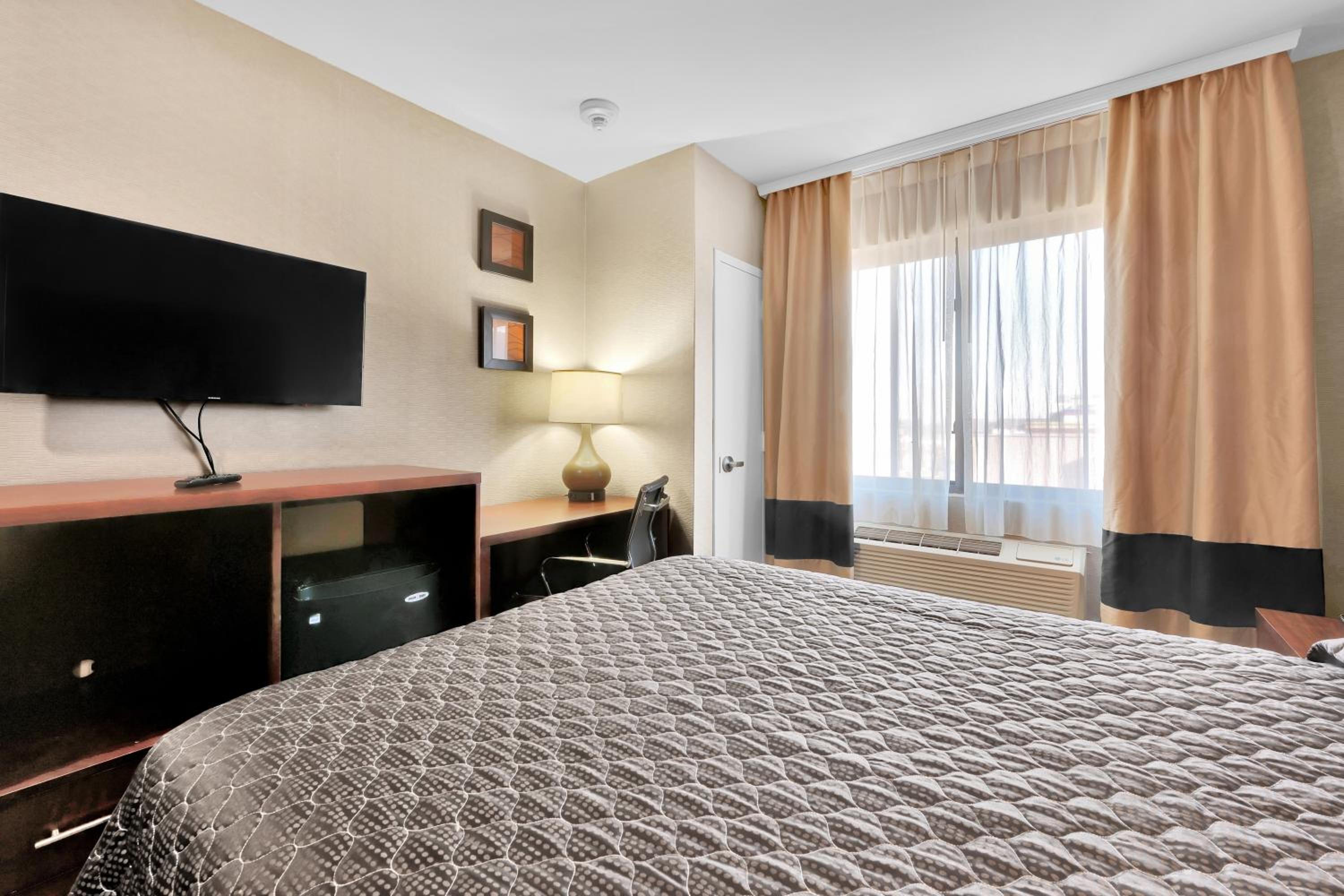 Deluxe Queen Room - Photo 2
