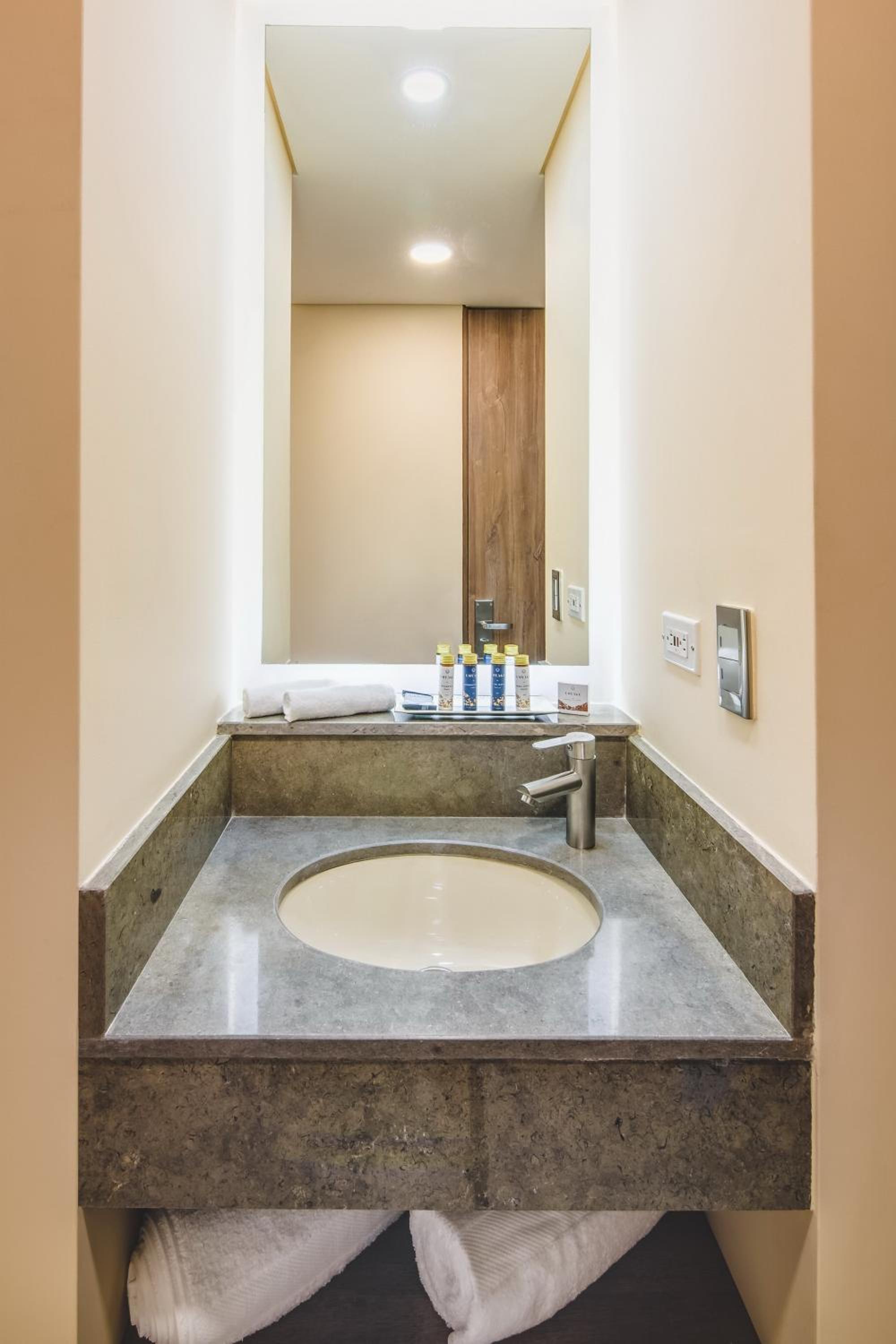 Standard Twin Room - Photo 4
