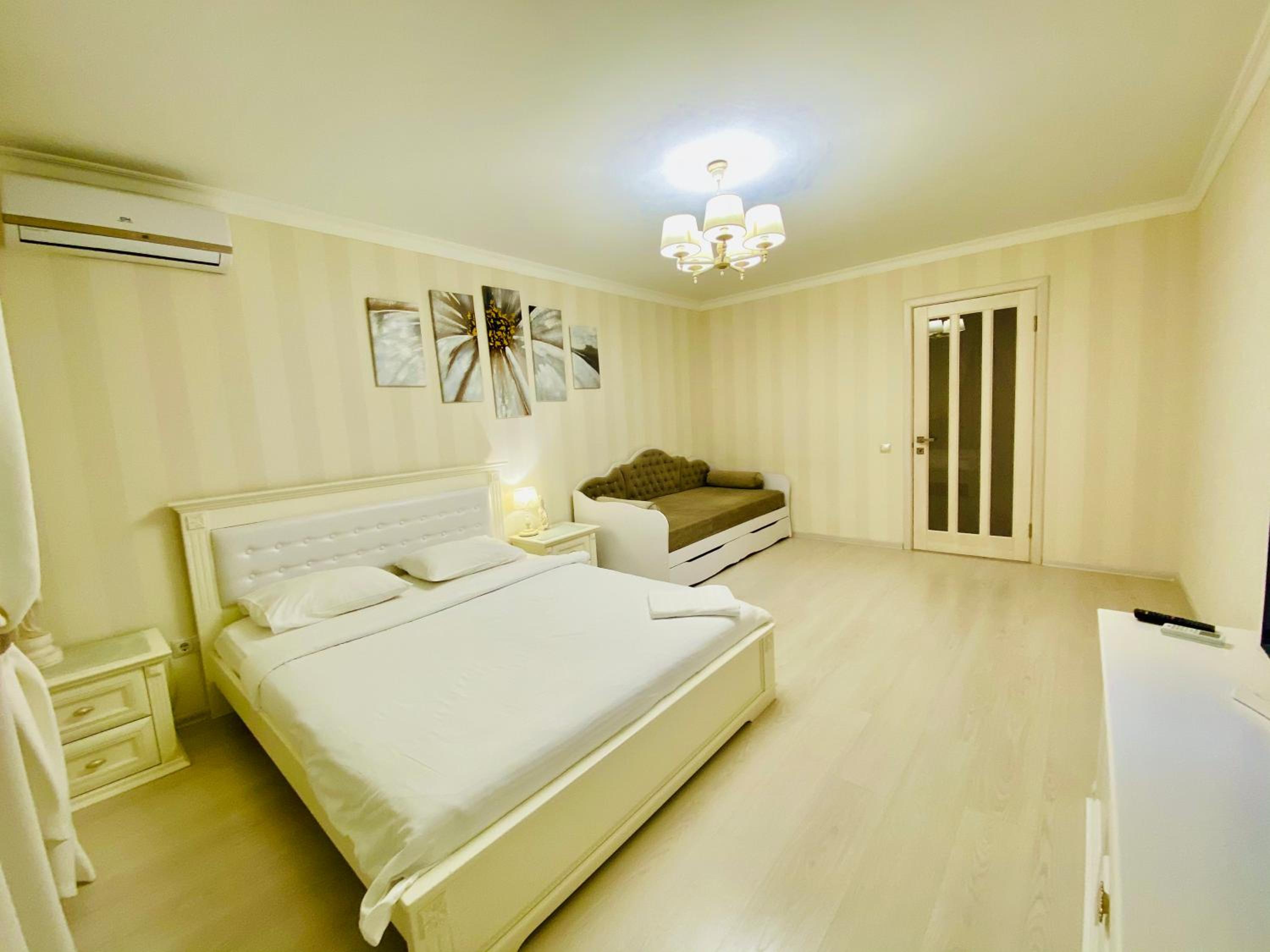 Deluxe Apartment on Holovatoho St.20