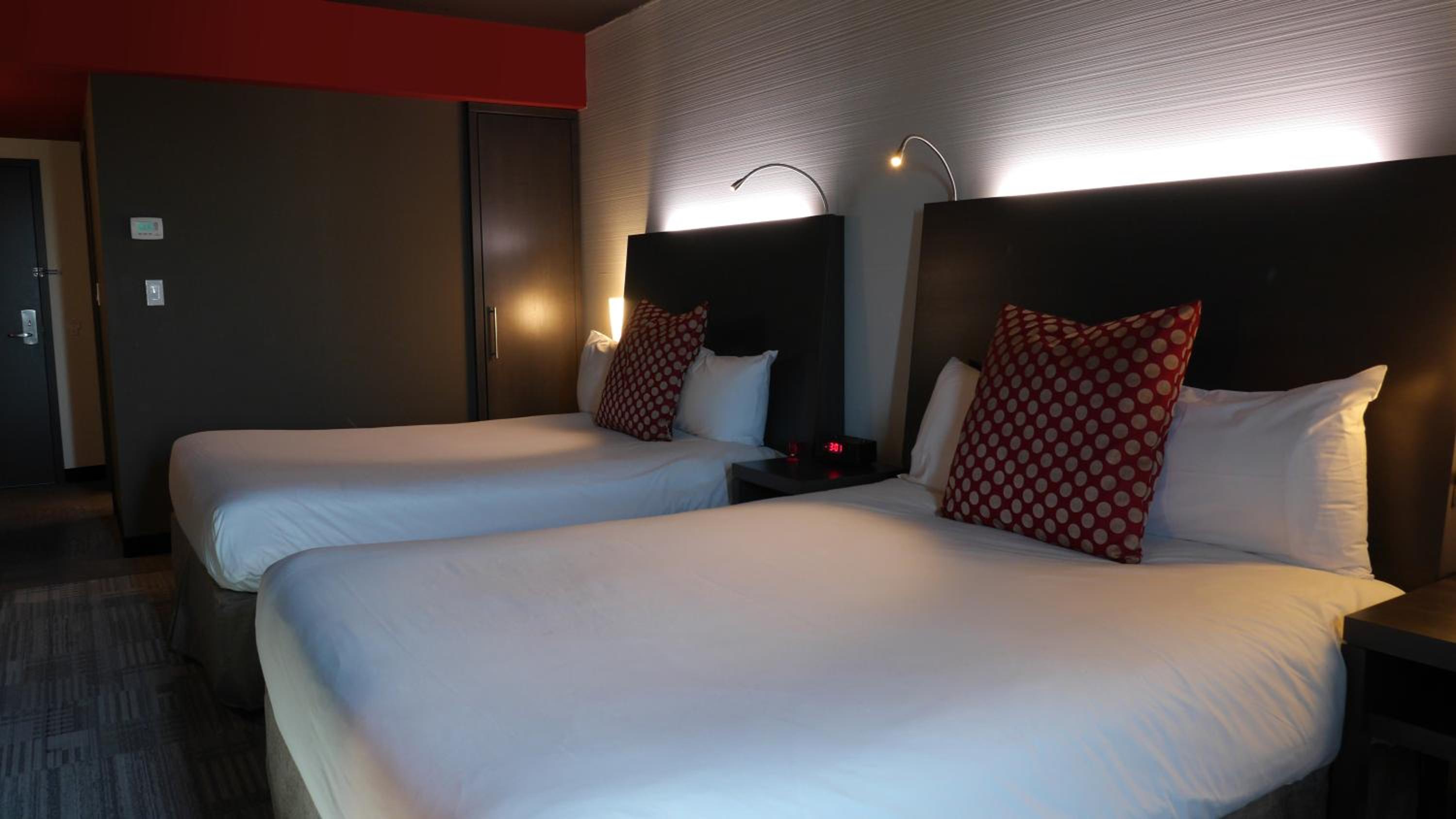 Grand Comfort Two Queen Beds Room - Photo 4