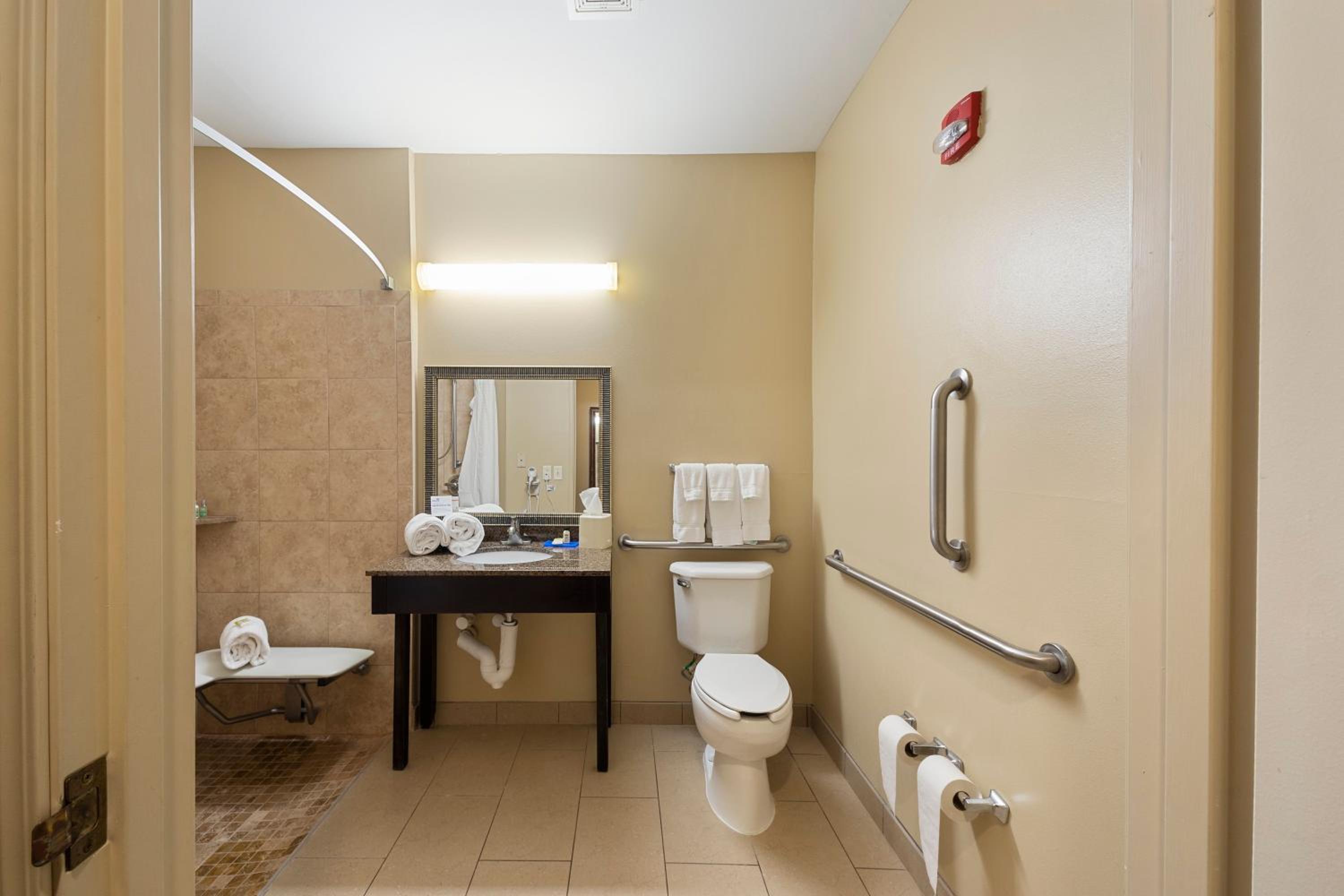 King Room - Mobility Access/Roll in Shower - Non-Smoking - Photo 1