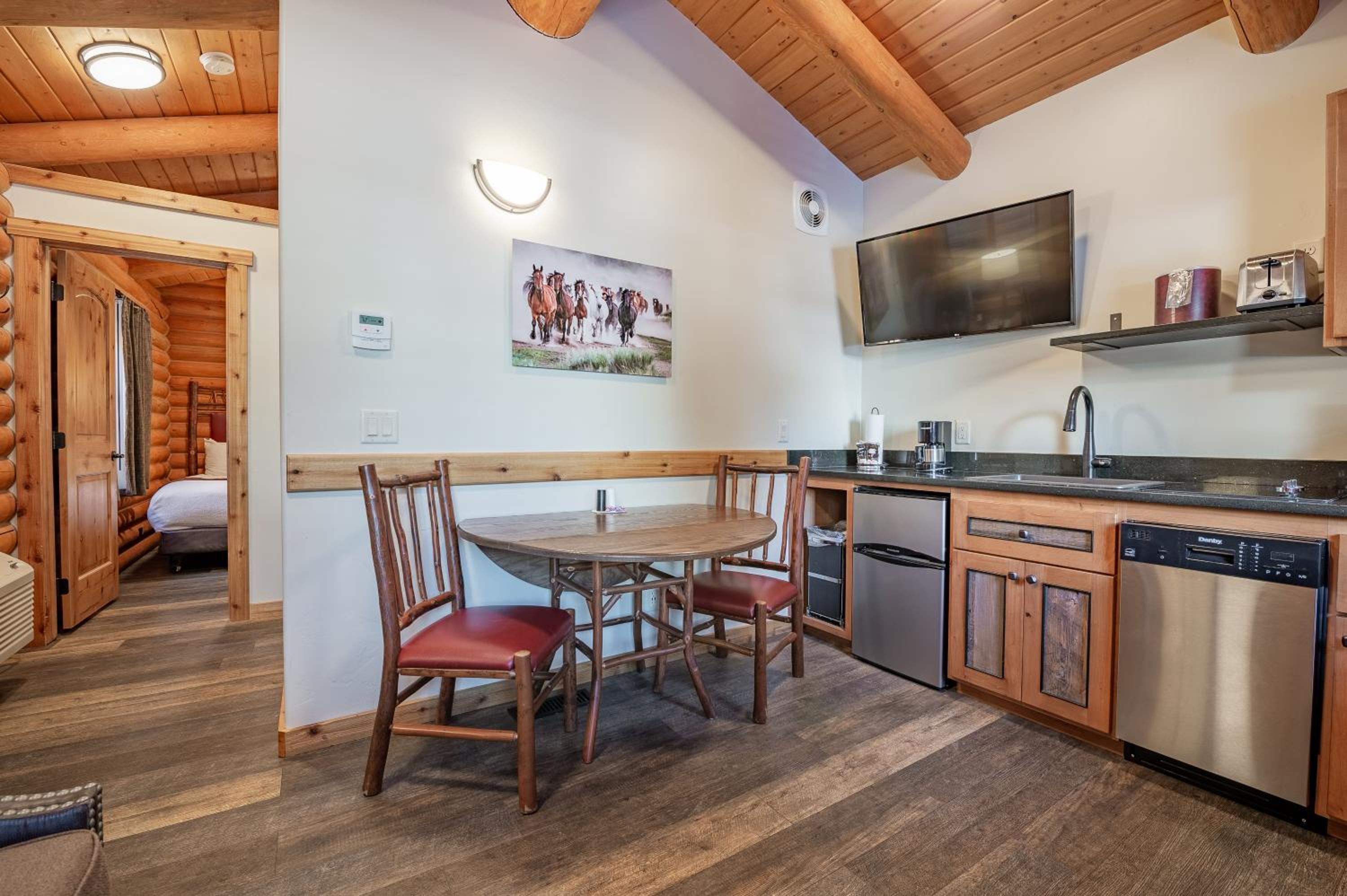 Grand Teton Deluxe Cabin - Not Pet-Friendly - Photo 9